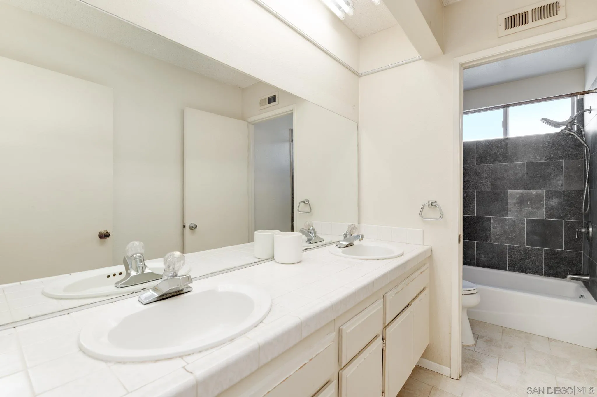 https://cdn.realtyfeed.com/cdn/127/260003120/8bc782b90b3741629539cbf74344c8dd.webp