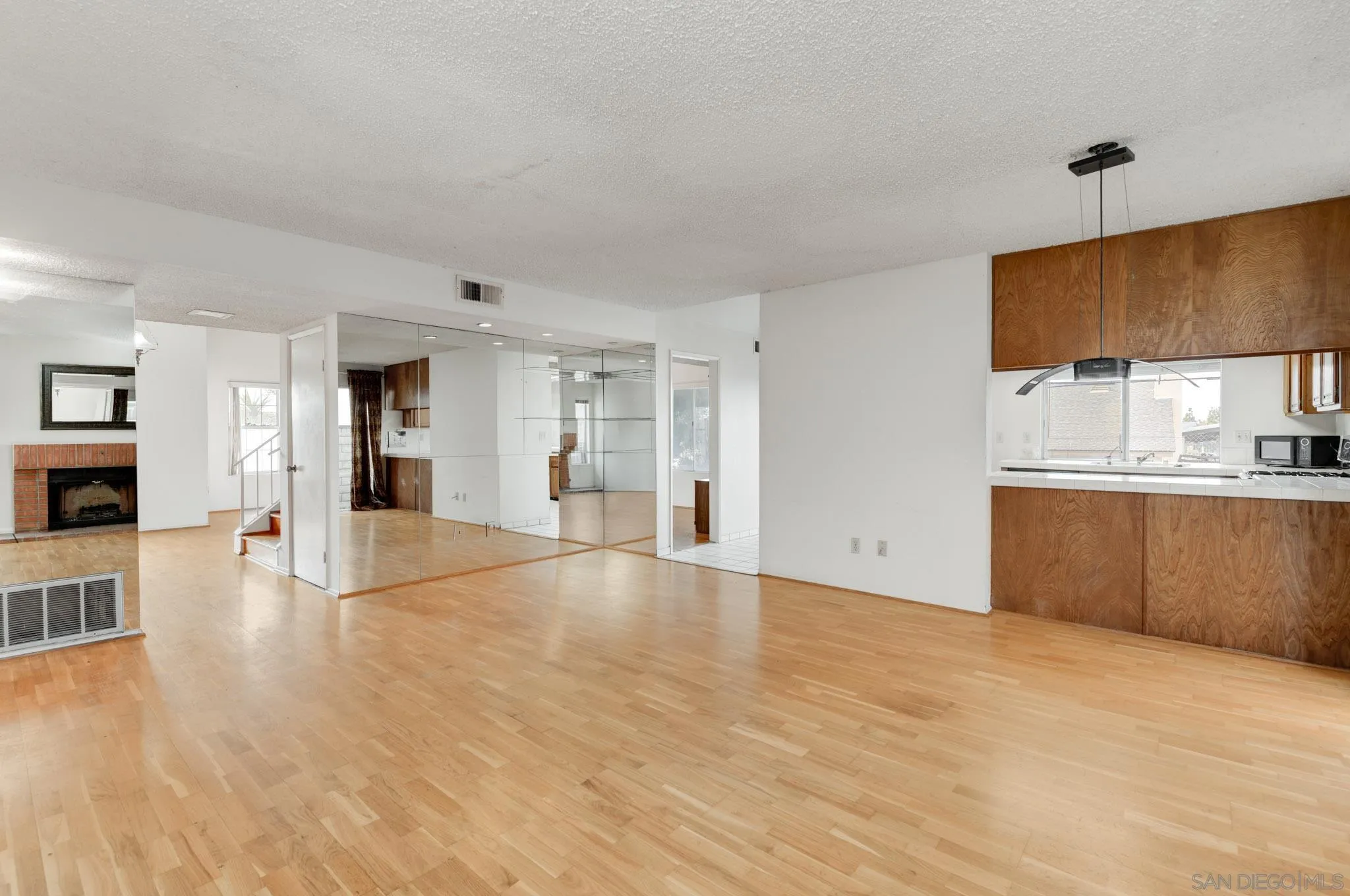https://cdn.realtyfeed.com/cdn/127/260003120/9b5678418affaea0f6c2eae74794c31f.webp