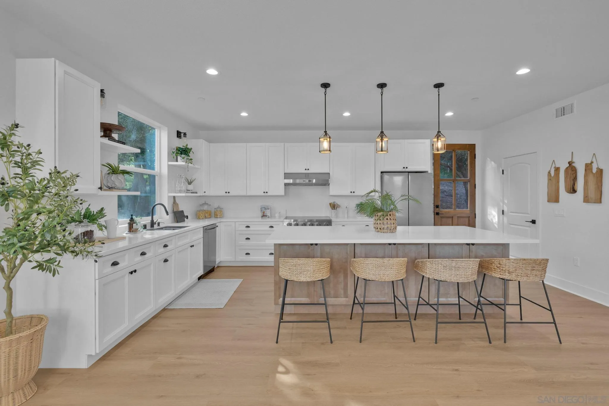 https://cdn.realtyfeed.com/cdn/127/260003146/812fa7864000477b71d3a38135bad38c.webp