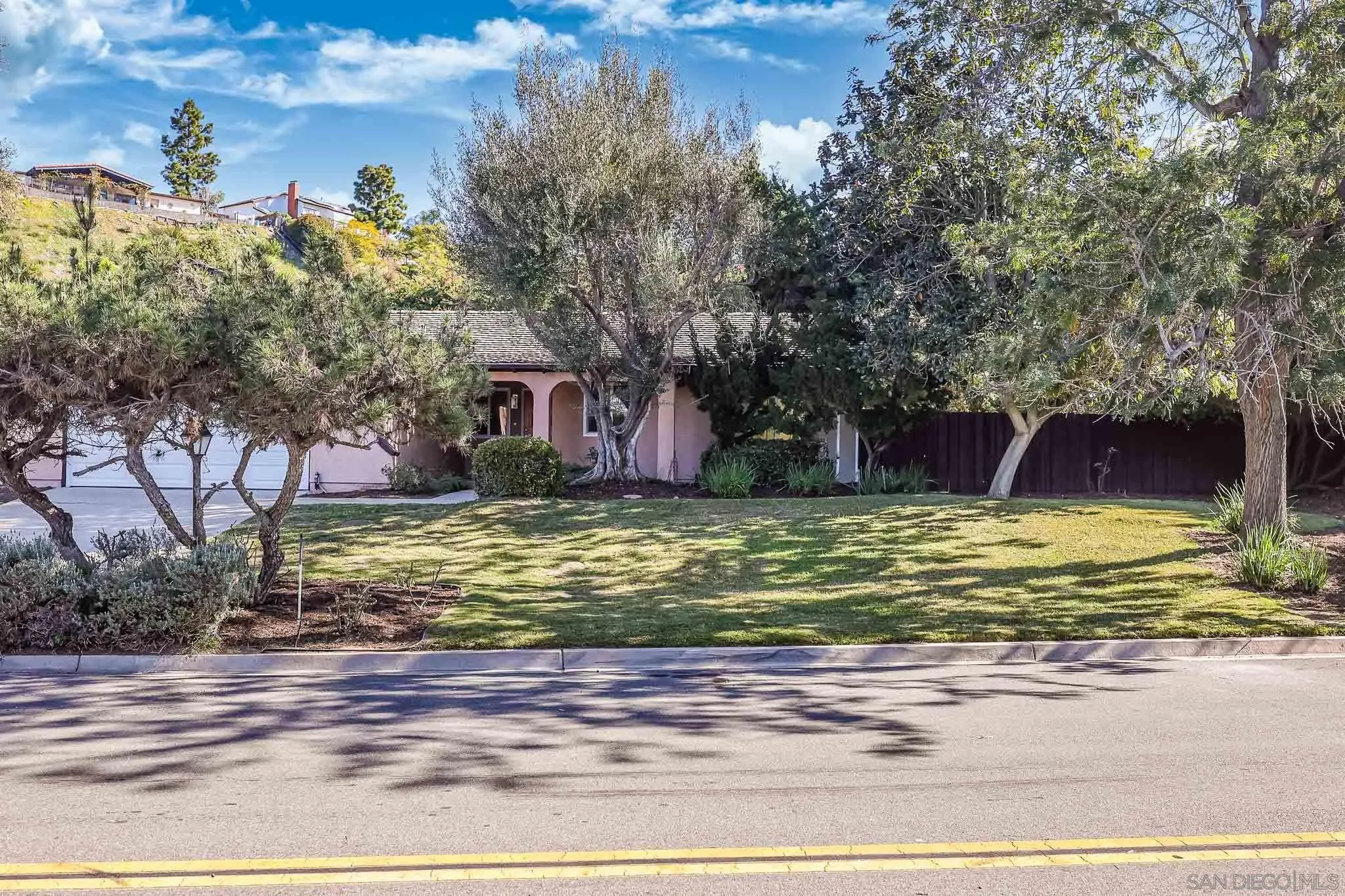 https://cdn.realtyfeed.com/cdn/127/260003238/14053319f4542c4762610192376e2ce6.webp