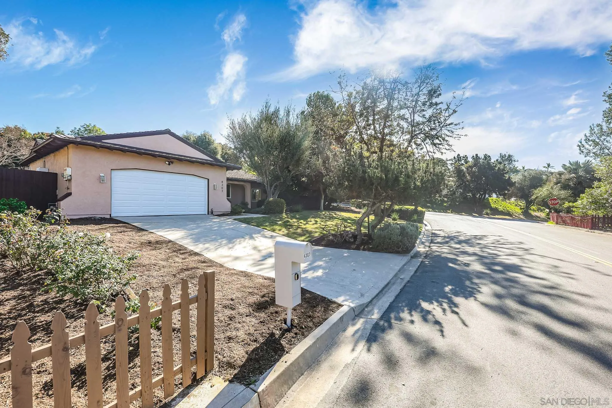 https://cdn.realtyfeed.com/cdn/127/260003238/24ef695f647e205951b57b9a16f07749.webp