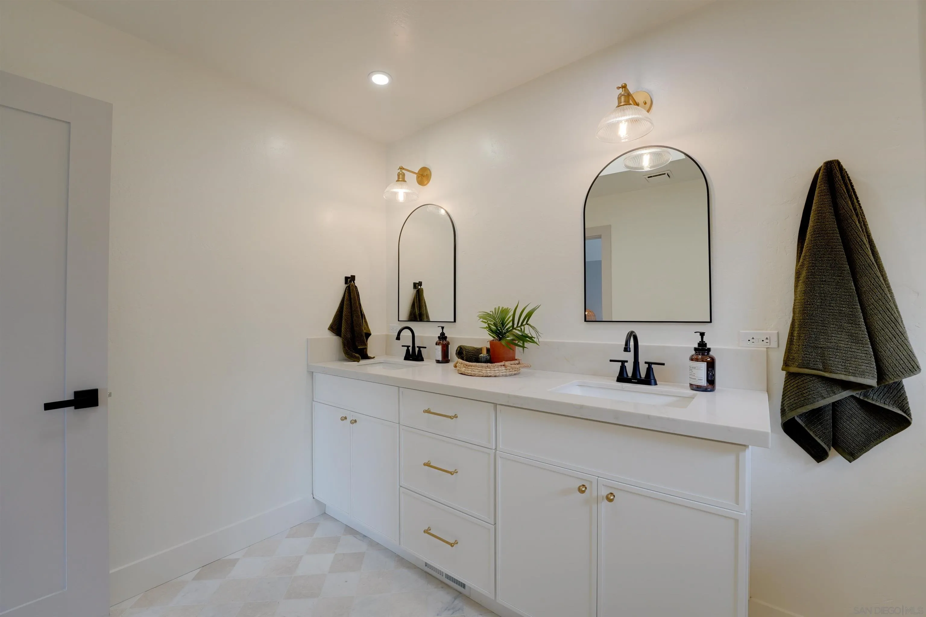 https://cdn.realtyfeed.com/cdn/127/260003242/8769b1aff7b29cd44a91d614b98172fc.webp