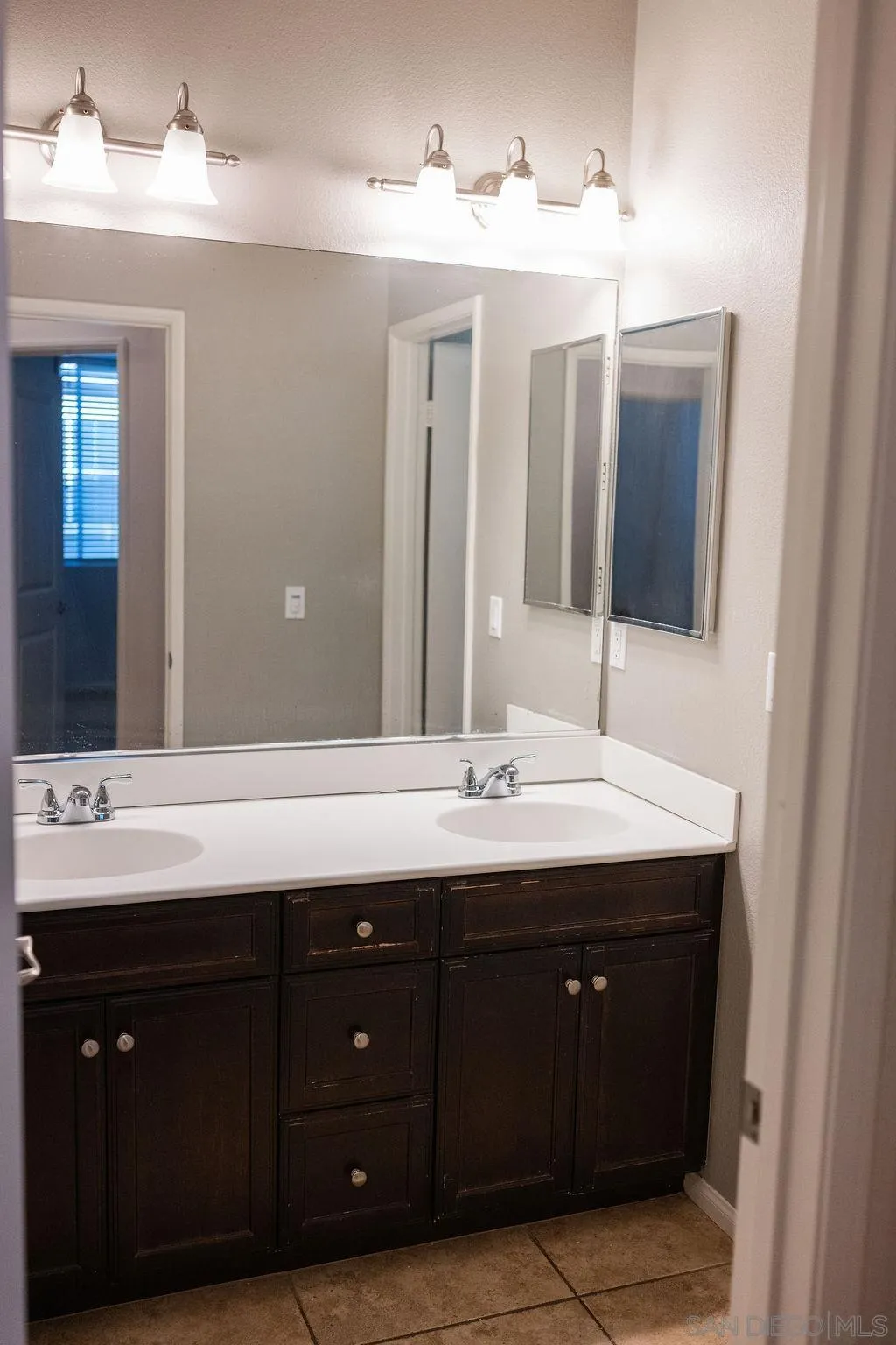 https://cdn.realtyfeed.com/cdn/127/260003255/83c56948521e76a2d967493cbc9b66f0.webp