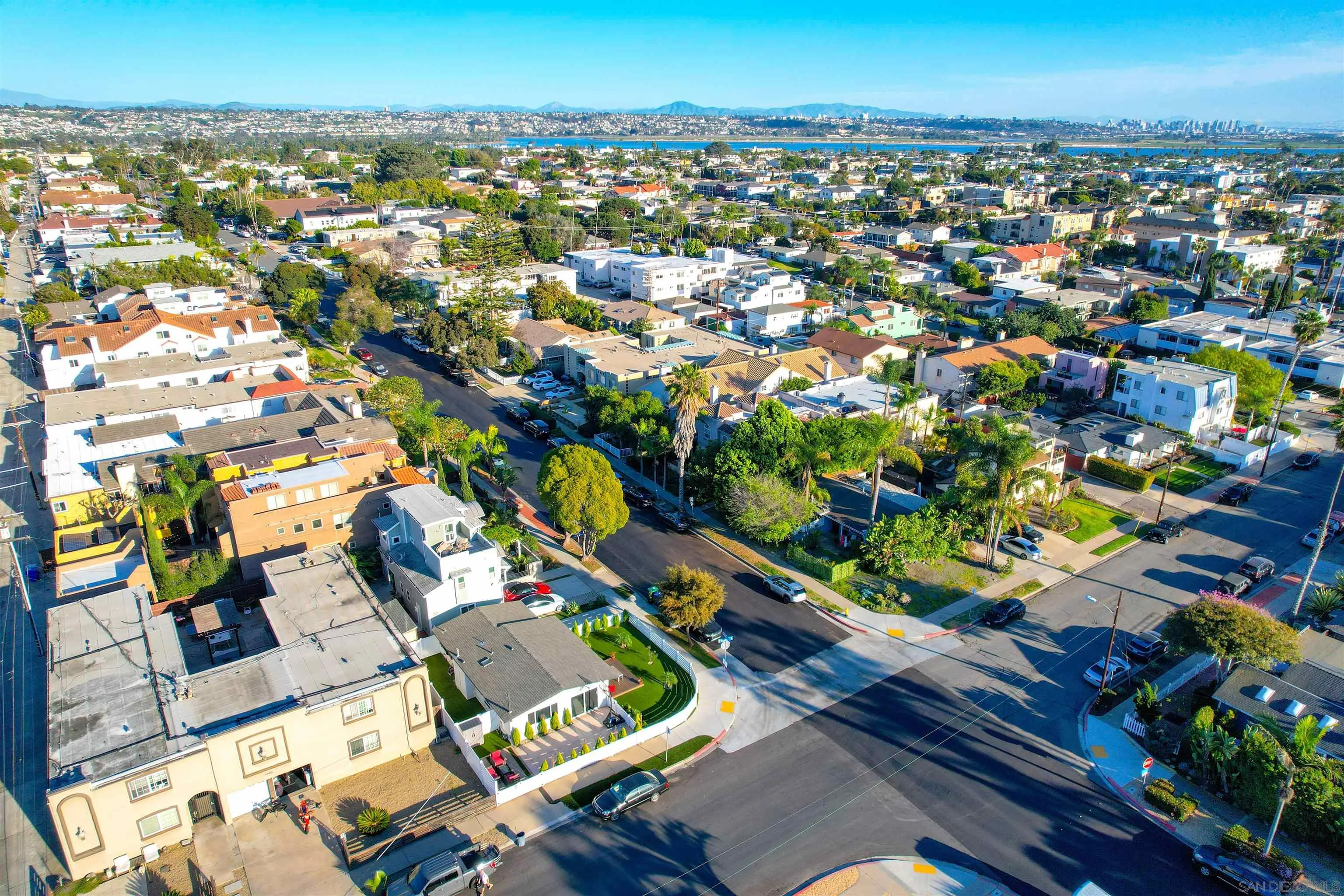 https://cdn.realtyfeed.com/cdn/127/260003272/5b682373126f4700466221f80acd6e65.webp