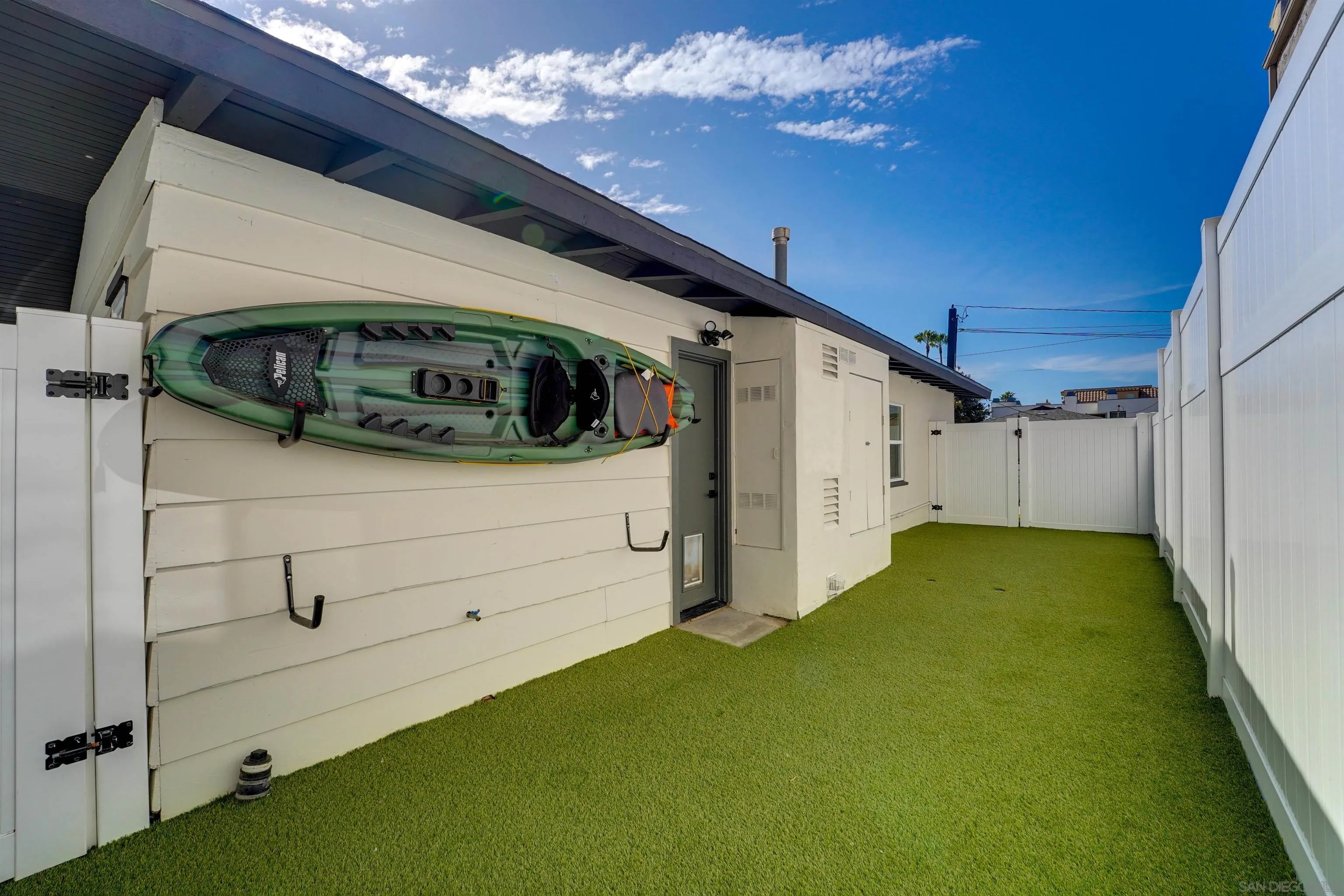 https://cdn.realtyfeed.com/cdn/127/260003272/98b80fb248023a4d40f3be5937223328.webp