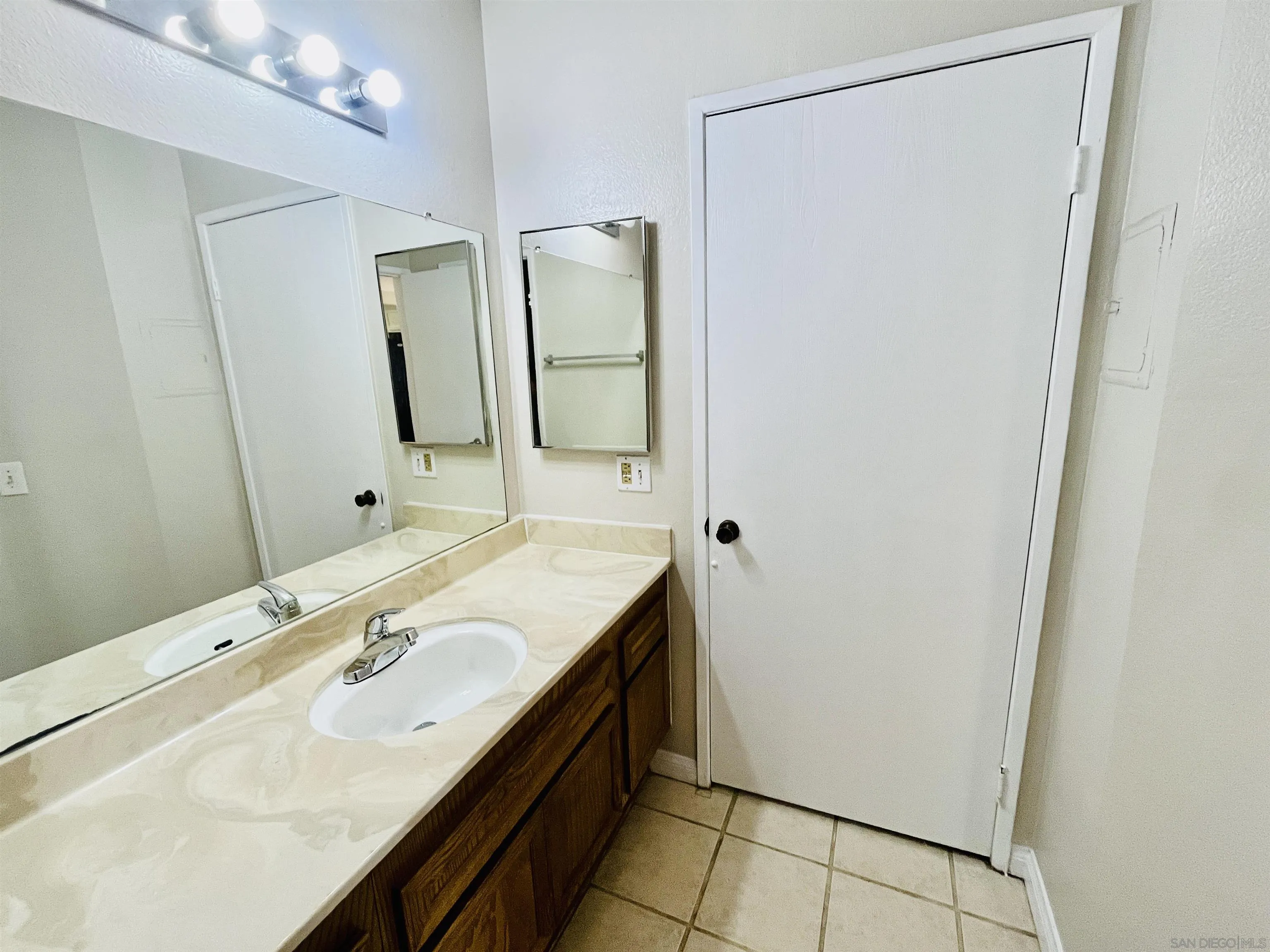 https://cdn.realtyfeed.com/cdn/127/260003283/9da9a0a731324e241a9821483561b203.webp