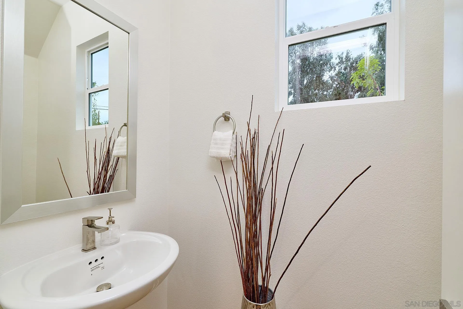 https://cdn.realtyfeed.com/cdn/127/260003285/9066145f34b894b5b9e774f5fe948536.webp