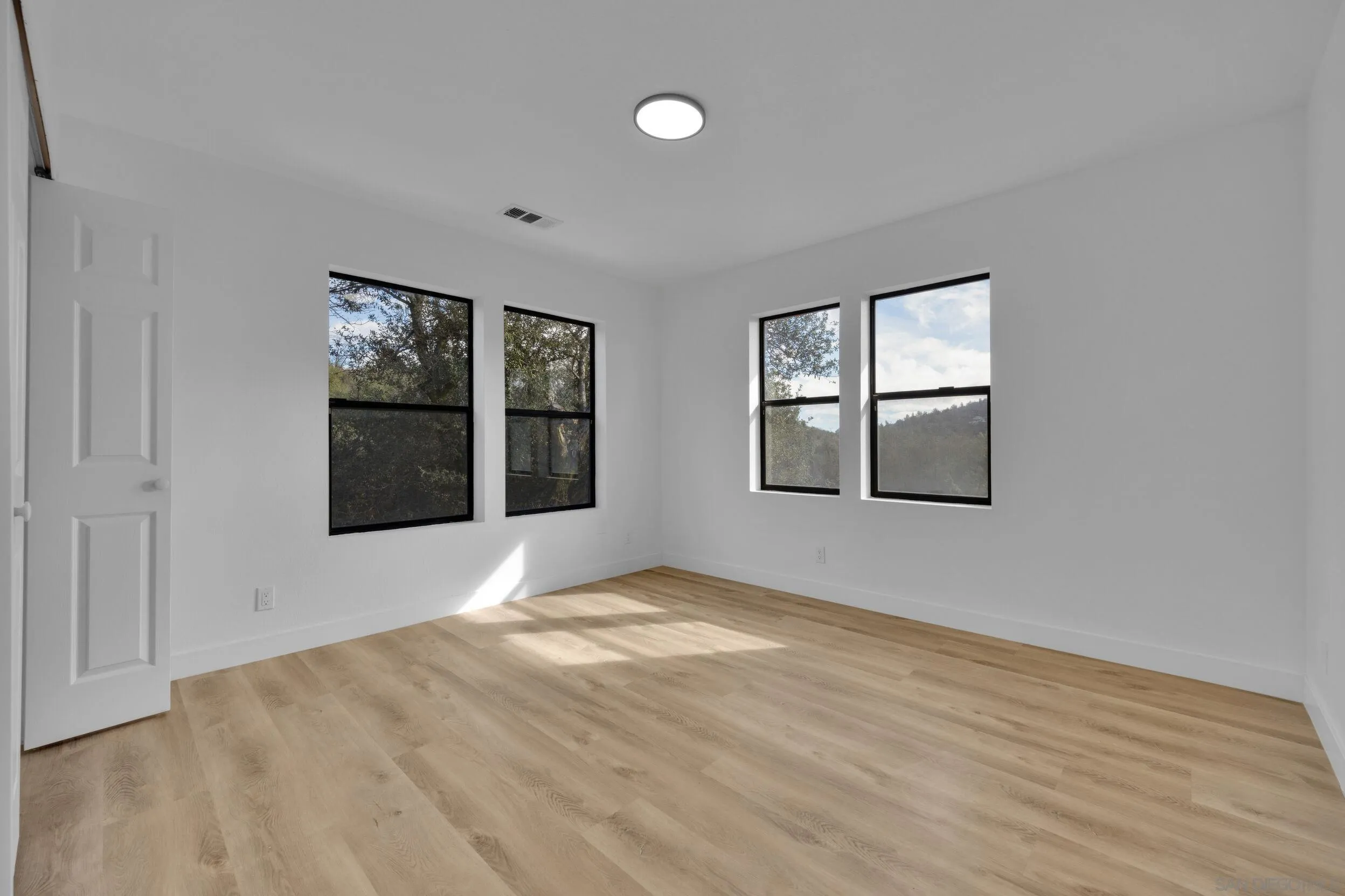 https://cdn.realtyfeed.com/cdn/127/260003288/a9d037ef45c3c5d206142ae83d969e26.webp