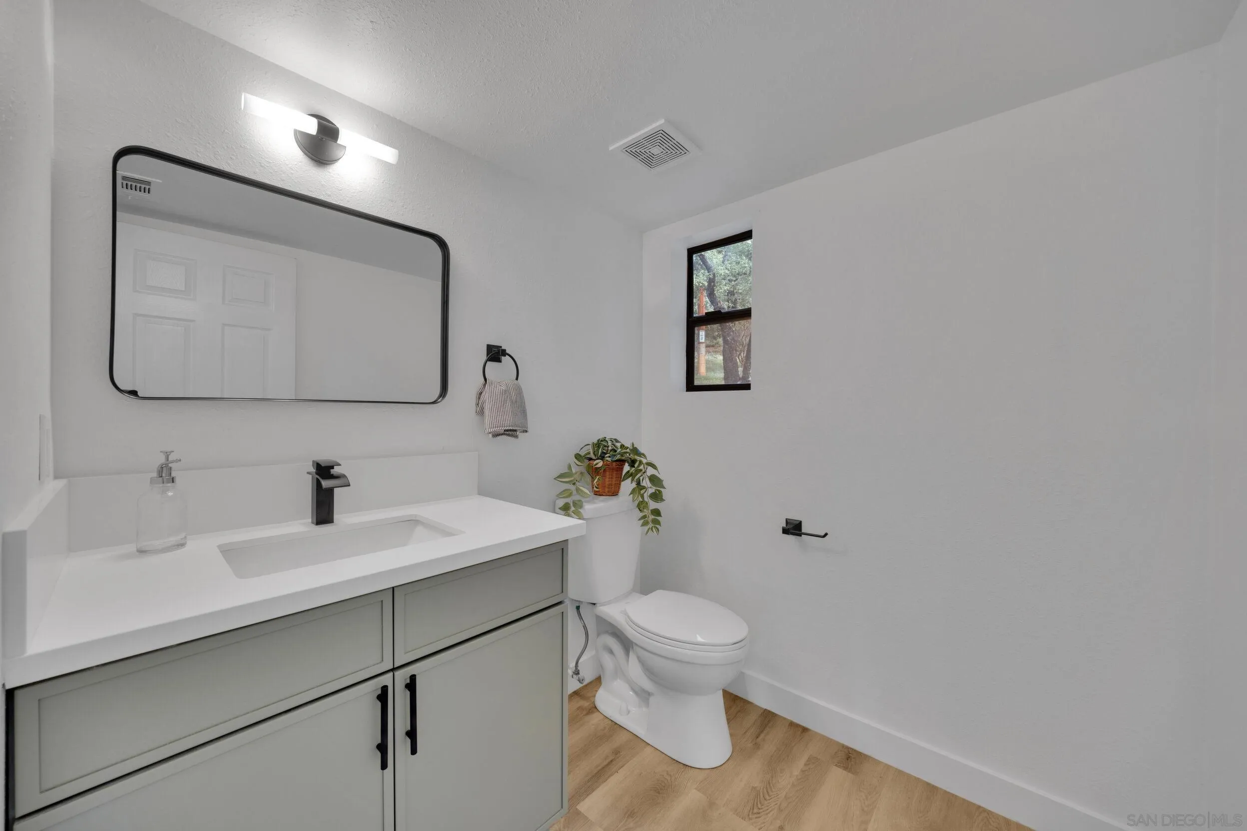 https://cdn.realtyfeed.com/cdn/127/260003288/c9a9ce7ebe8165589c96bd9a115224a2.webp