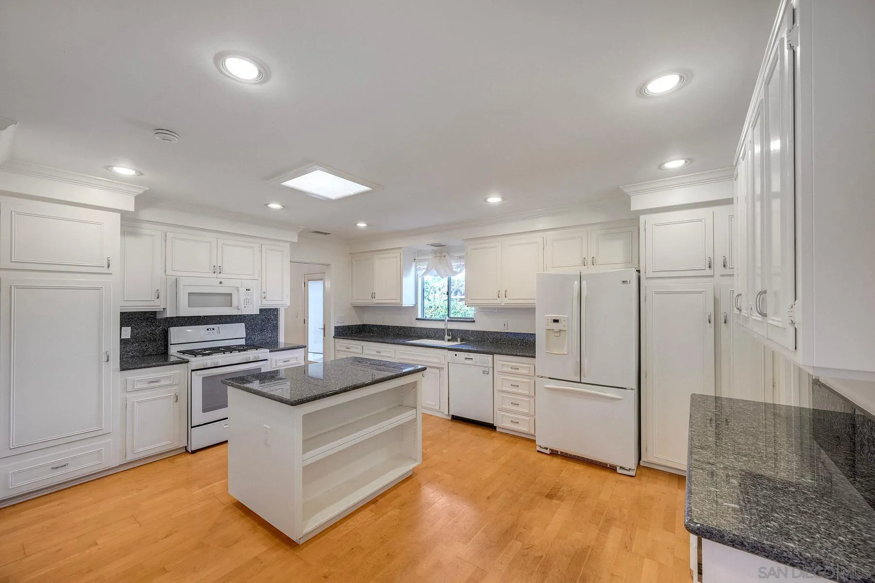 https://cdn.realtyfeed.com/cdn/127/260003291/1ba1b3b6d8c40a388f5550be2354d830.webp