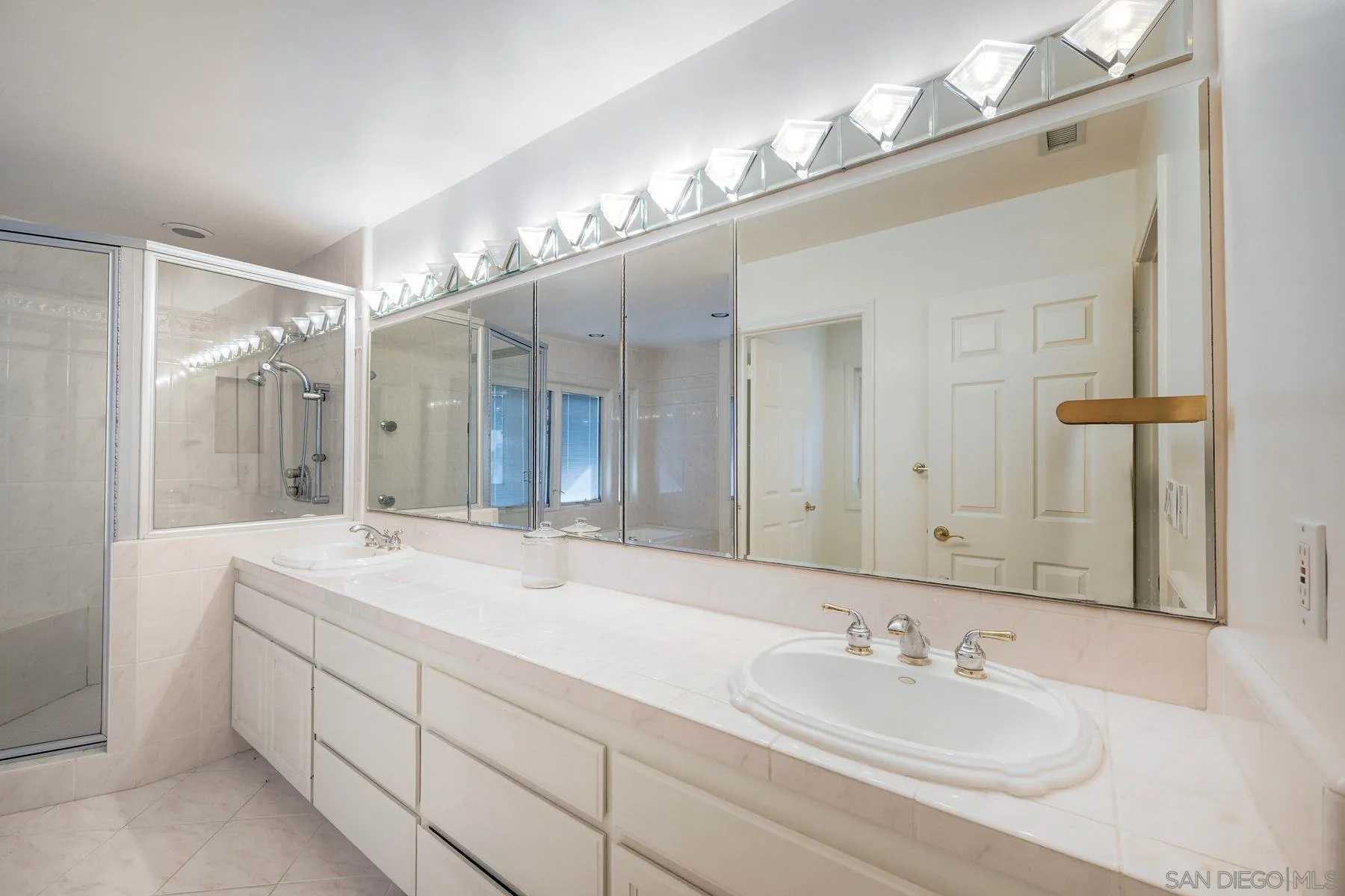 https://cdn.realtyfeed.com/cdn/127/260003291/778d4cc7240eb90aace36e26ba245887.webp
