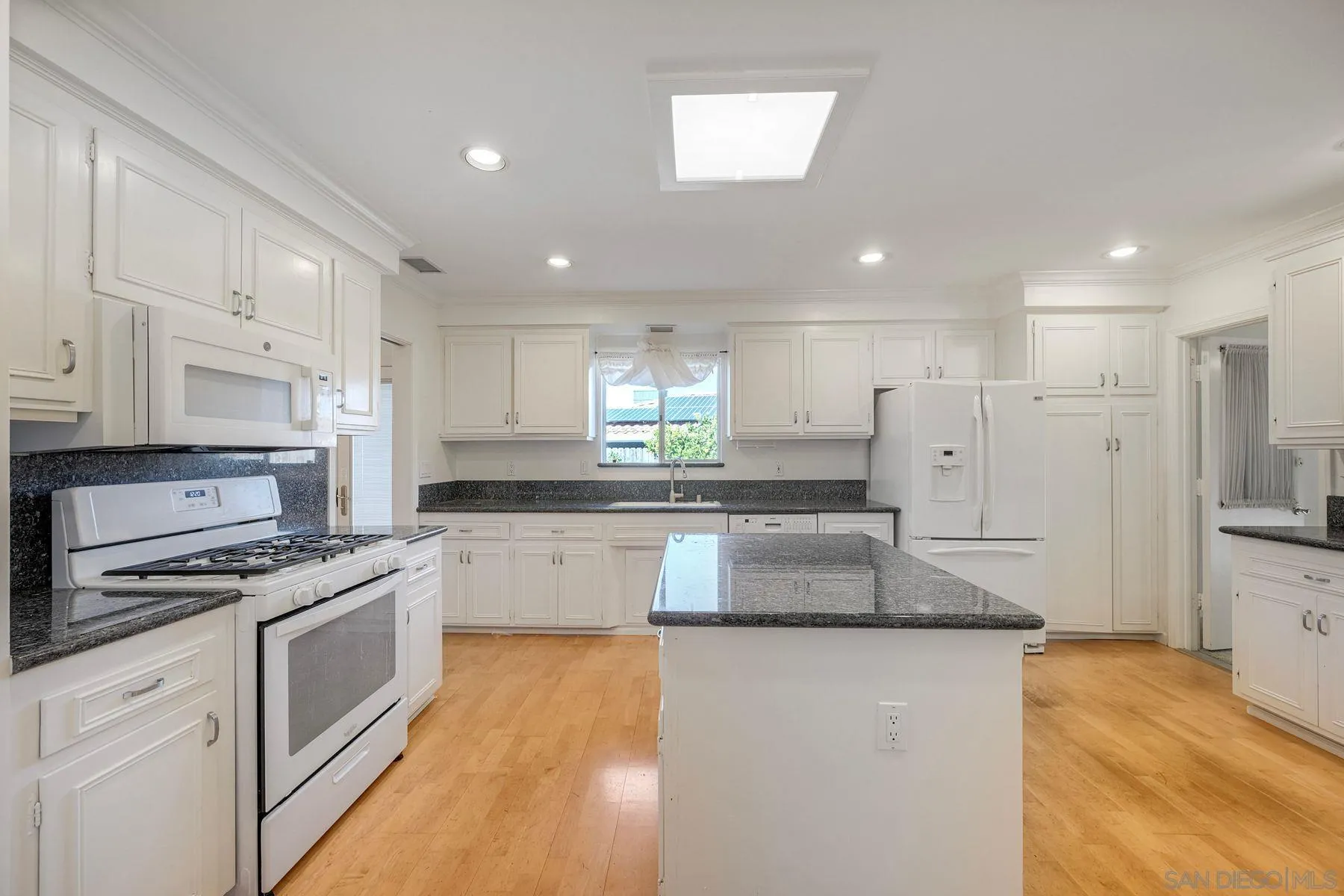 https://cdn.realtyfeed.com/cdn/127/260003291/c1ed68b52575fbf234b988d6ab6e5cc9.webp