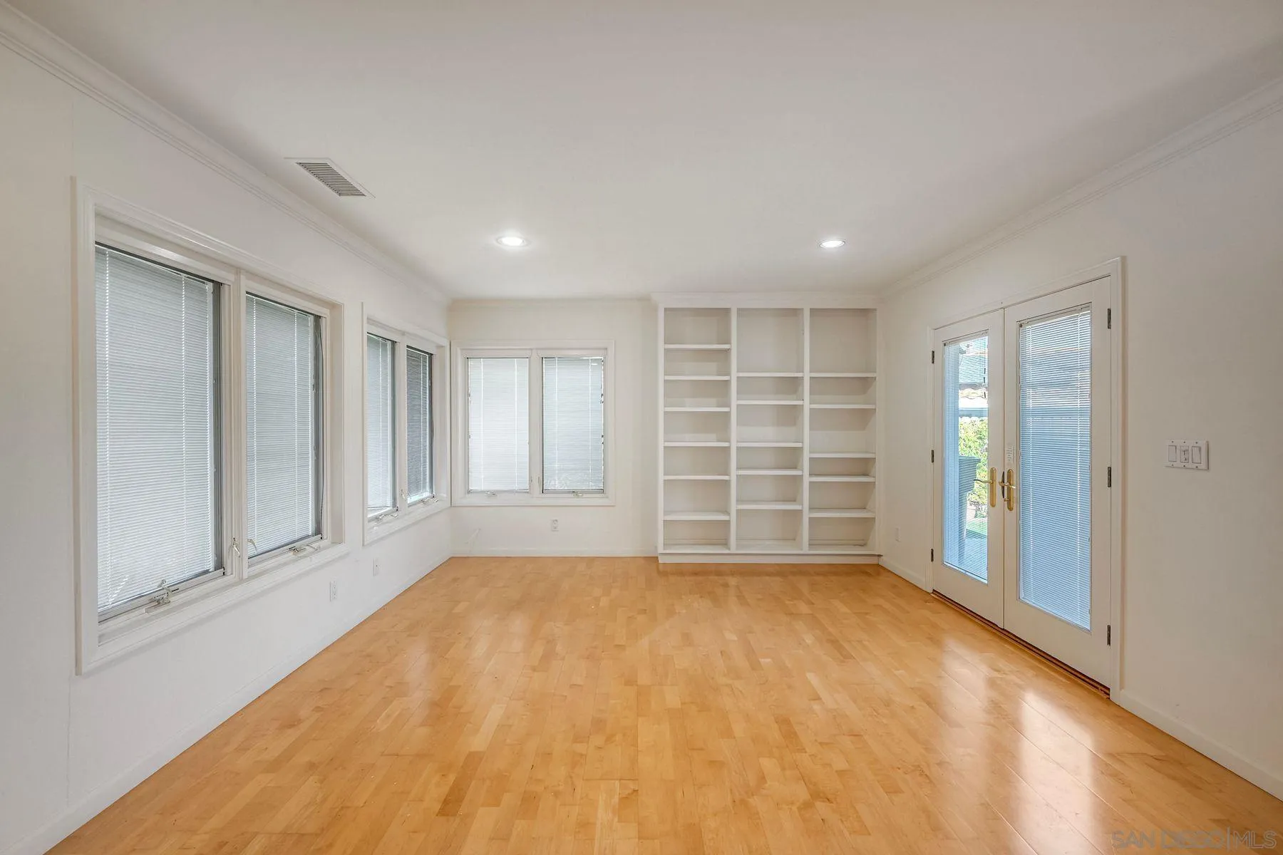 https://cdn.realtyfeed.com/cdn/127/260003291/cd7879c3d7c80736e44e28c770725b5b.webp