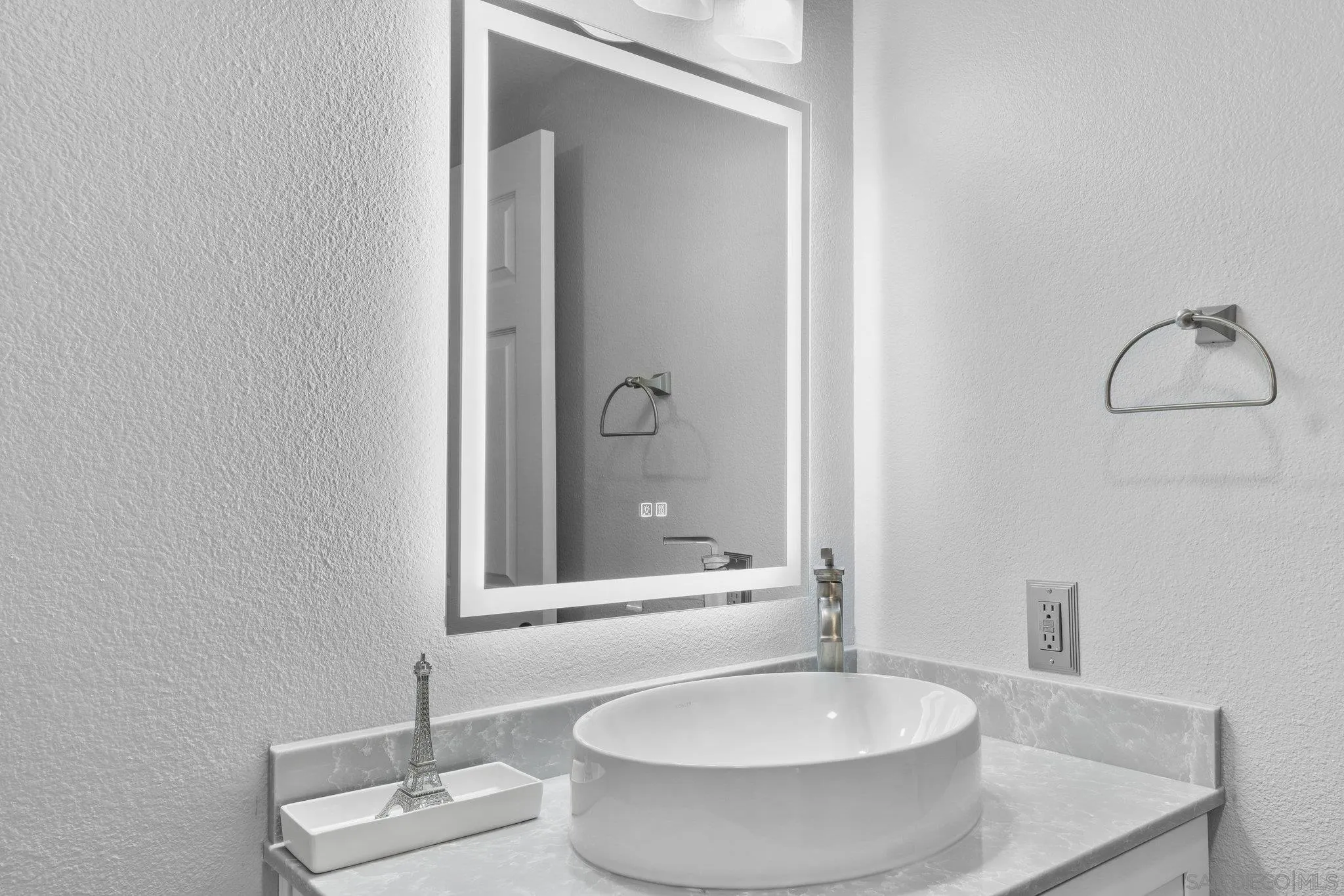 https://cdn.realtyfeed.com/cdn/127/260003308/d95a70932cdde5e735df821c9d244850.webp
