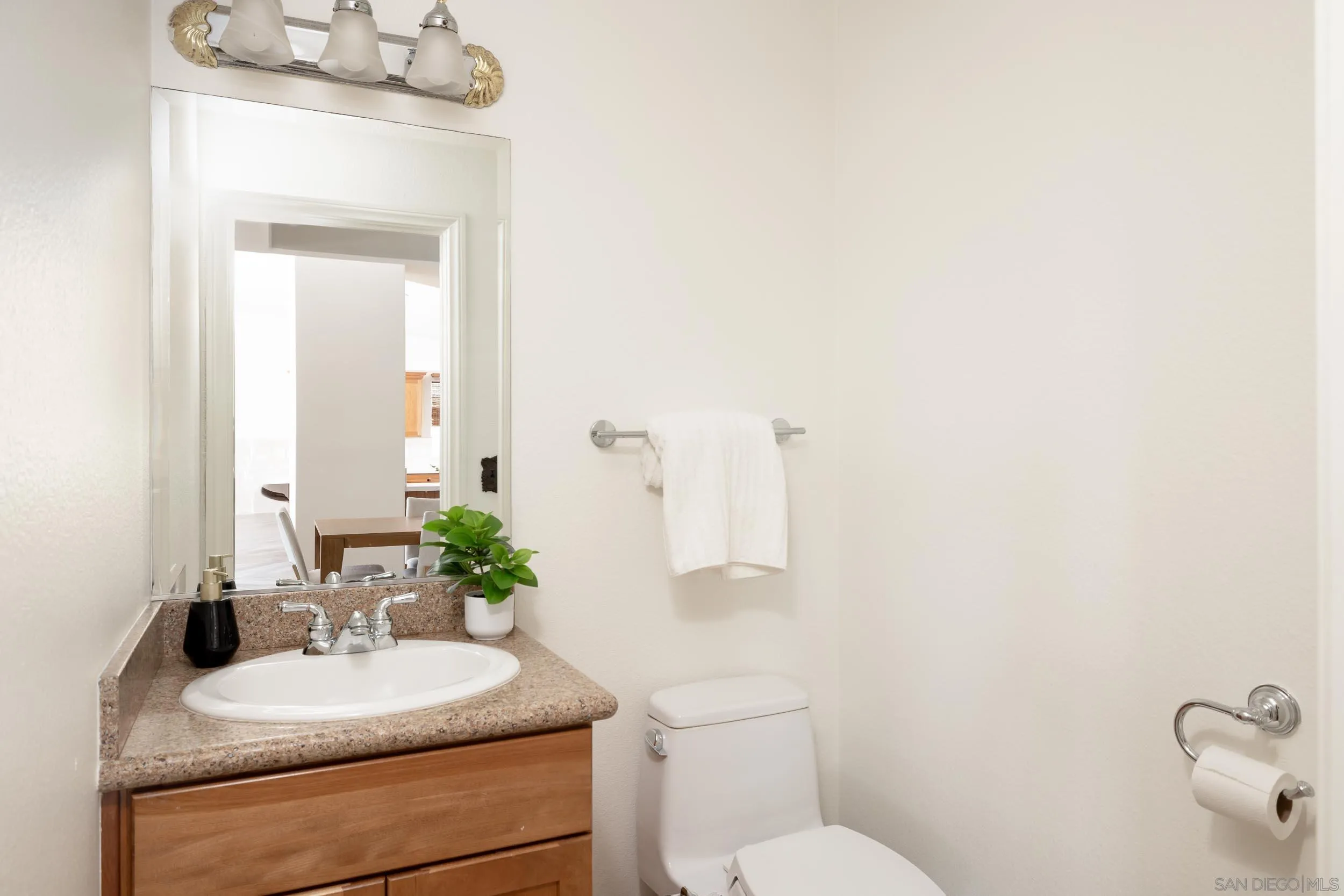 https://cdn.realtyfeed.com/cdn/127/260003320/67c4b6867cbe1f92a8880420b942920d.webp