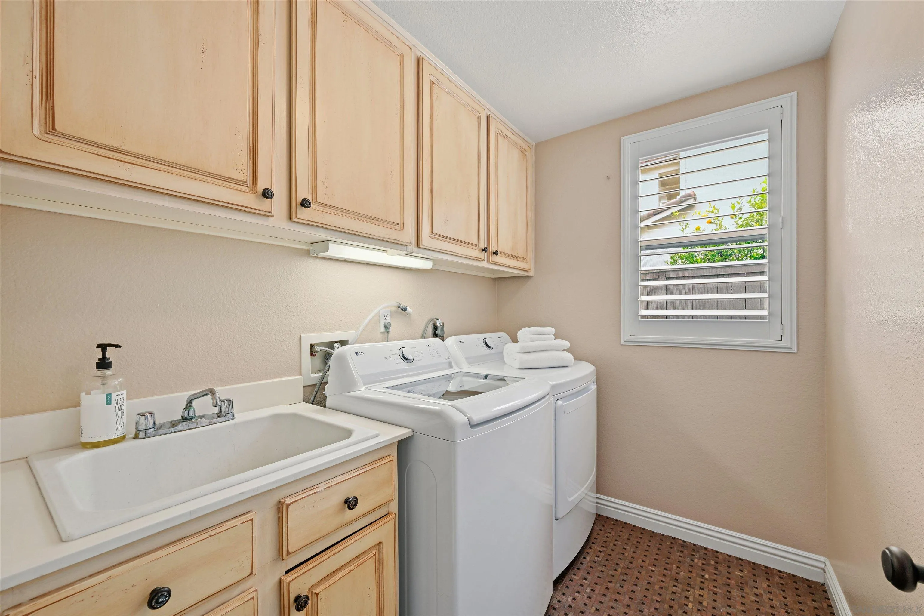 https://cdn.realtyfeed.com/cdn/127/260003332/0452f88584d1174d71678dfcd739f0e8.webp
