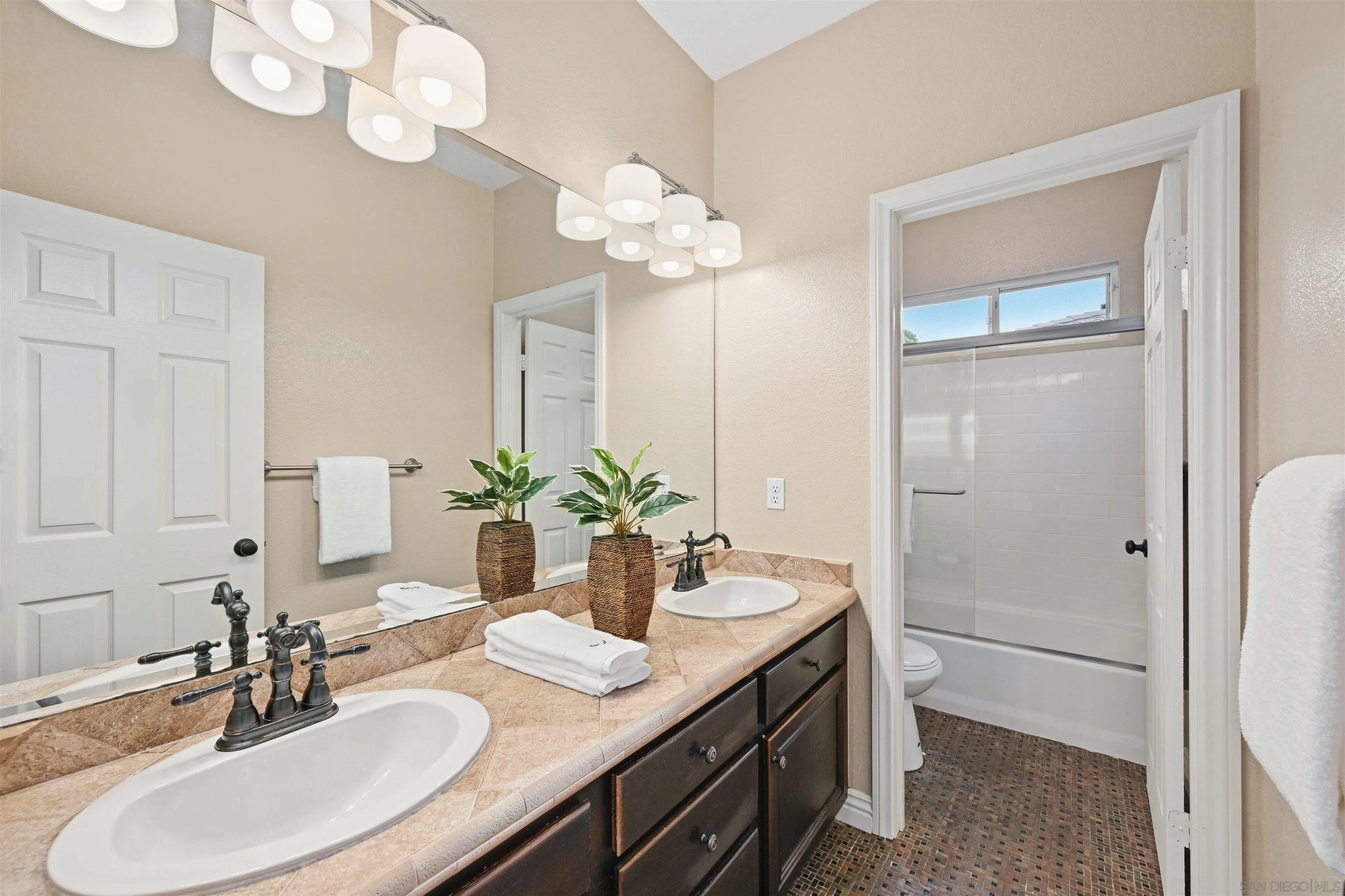 https://cdn.realtyfeed.com/cdn/127/260003332/6709a1ae258ffbc303f47624483cbaee.webp