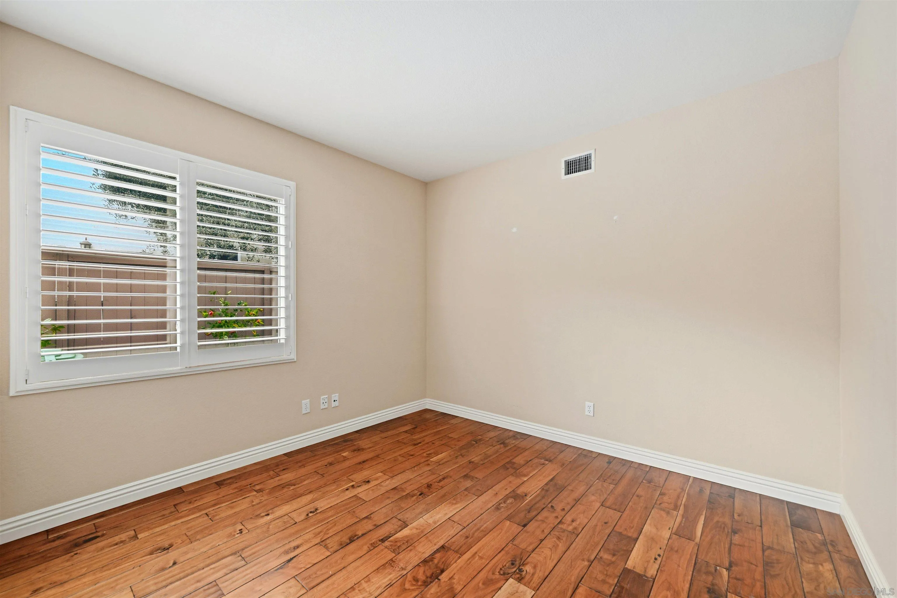 https://cdn.realtyfeed.com/cdn/127/260003332/fd49927d4df6c82a2e760a317a5dd0bc.webp