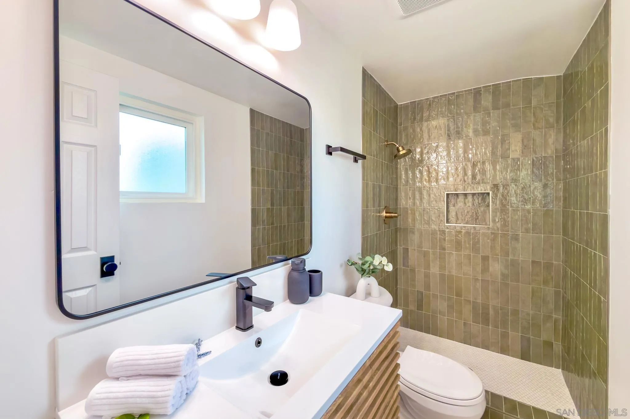 https://cdn.realtyfeed.com/cdn/127/260003362/6ca2f504022373287fcda7946f091589.webp