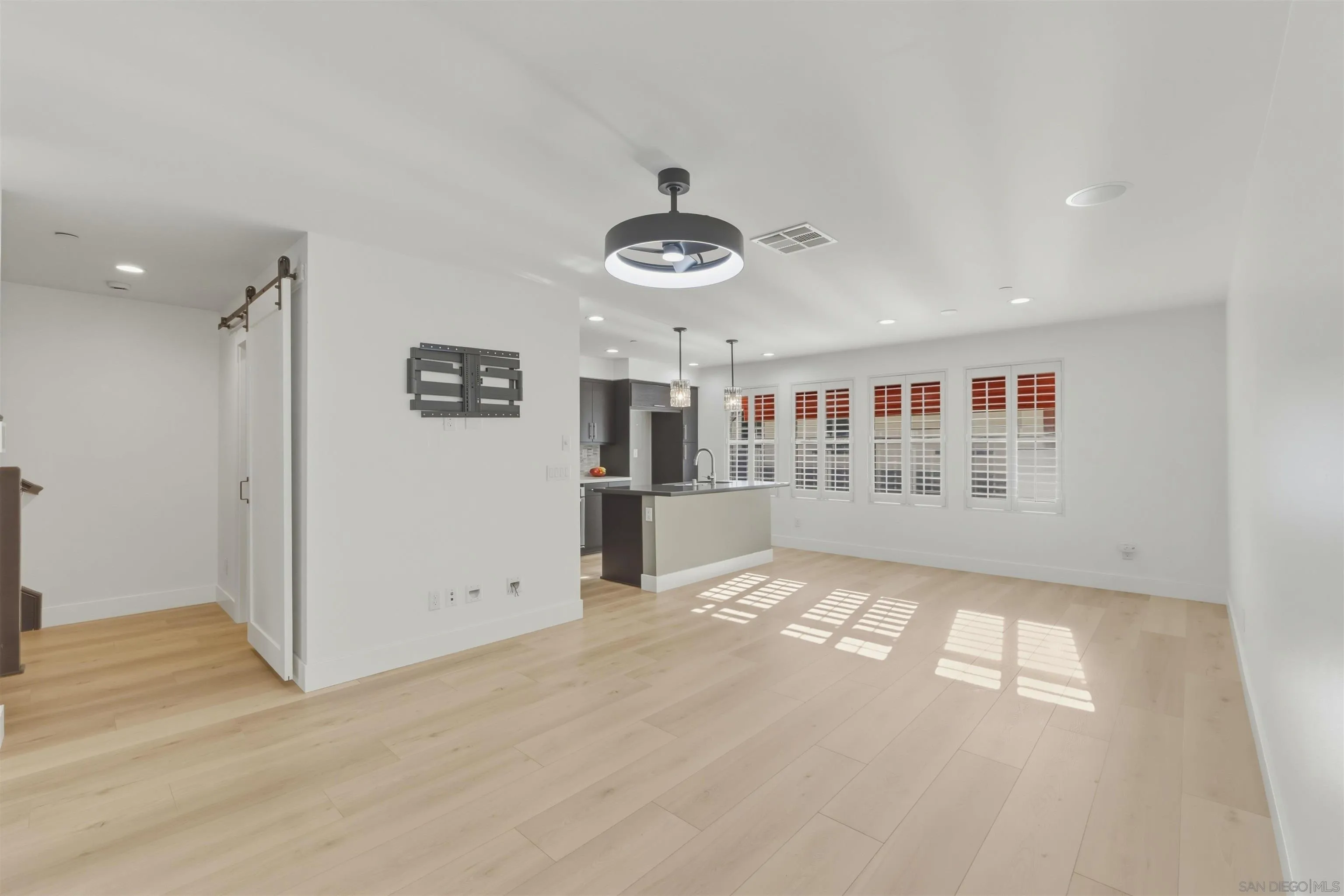 https://cdn.realtyfeed.com/cdn/127/260003385/077d0604faf9447d3b3b221958e5af17.webp