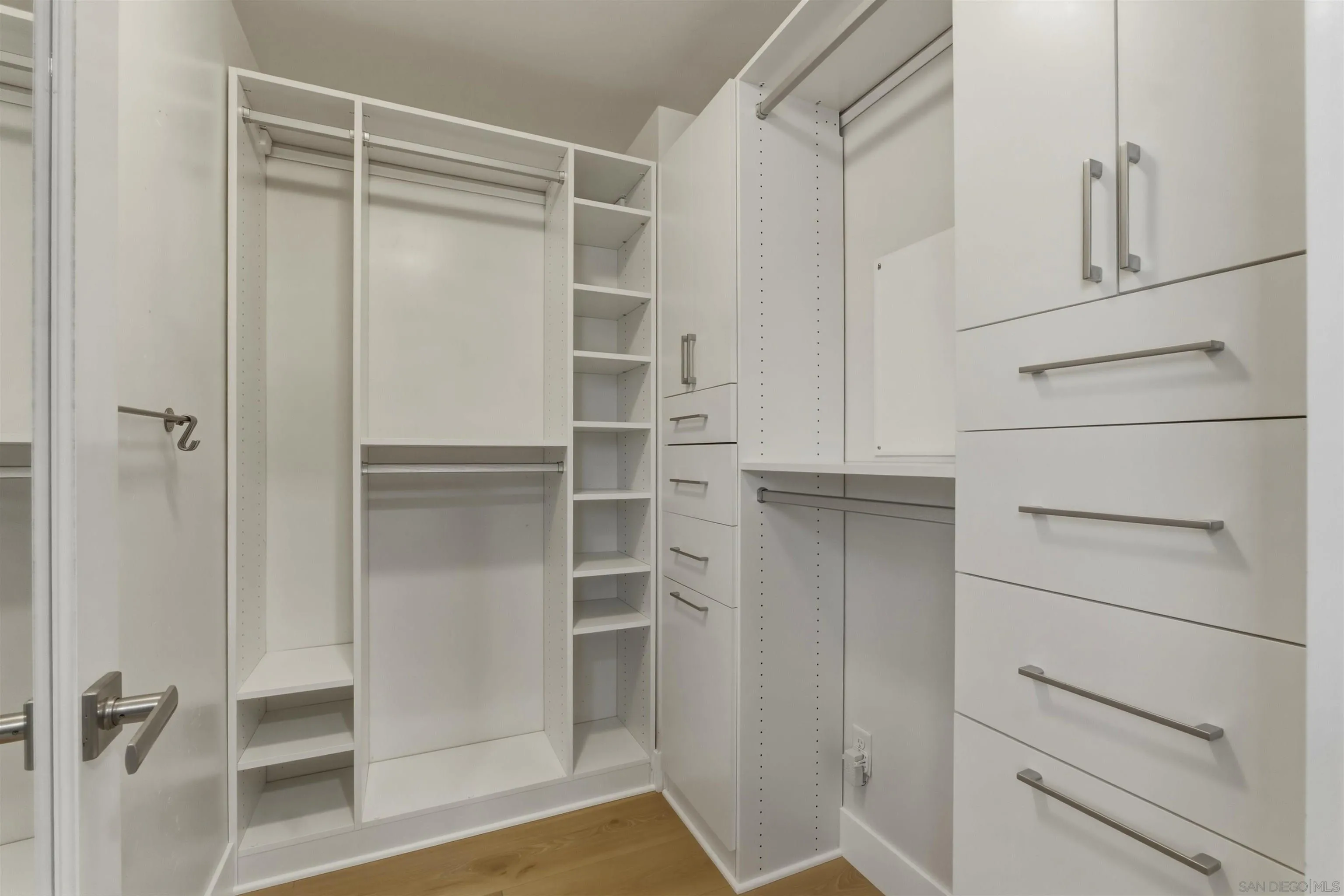 https://cdn.realtyfeed.com/cdn/127/260003385/4652967bf618dd3def03599a69260153.webp