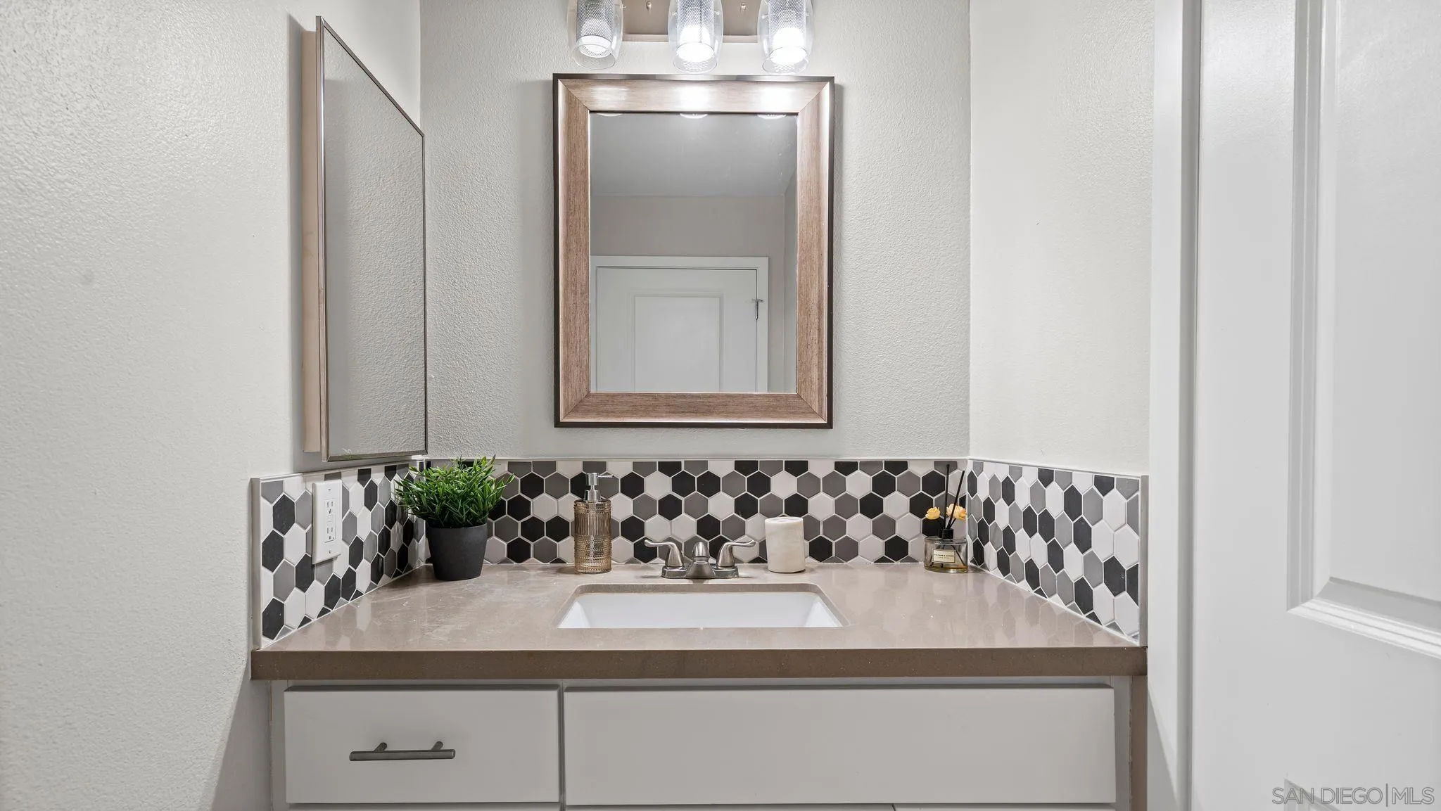 Photo #7: 260003389 Listing: Photo #7