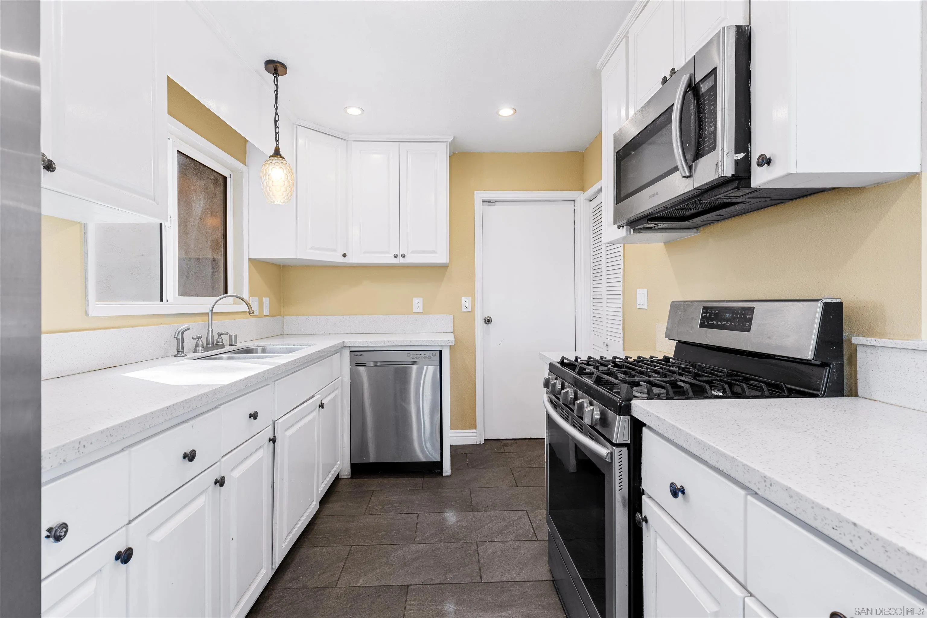 https://cdn.realtyfeed.com/cdn/127/260003393/8c82d3b35b36dd4950089257fdddc73a.webp