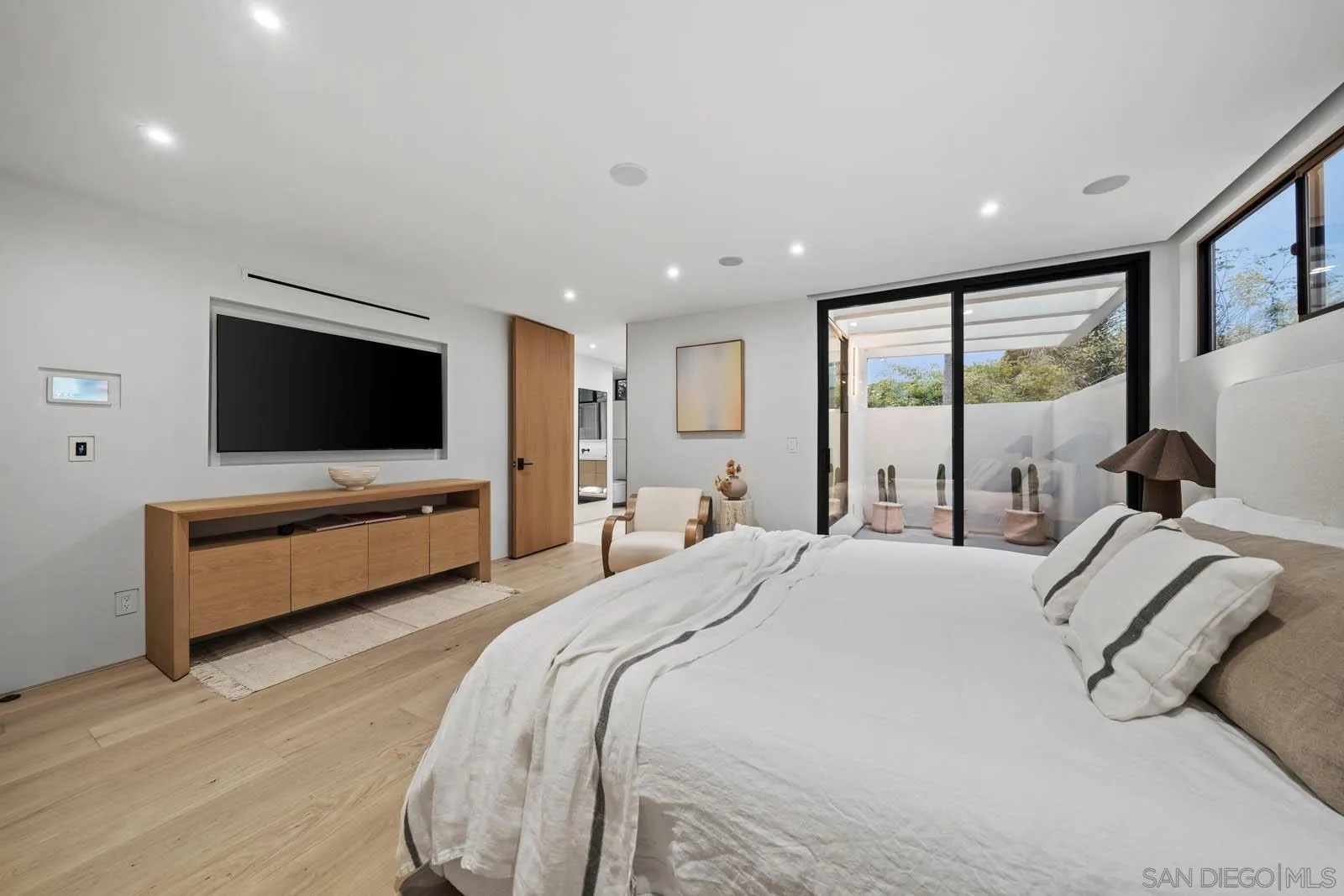https://cdn.realtyfeed.com/cdn/127/260003401/648195d7e9ccd360eff08e870309ab84.webp