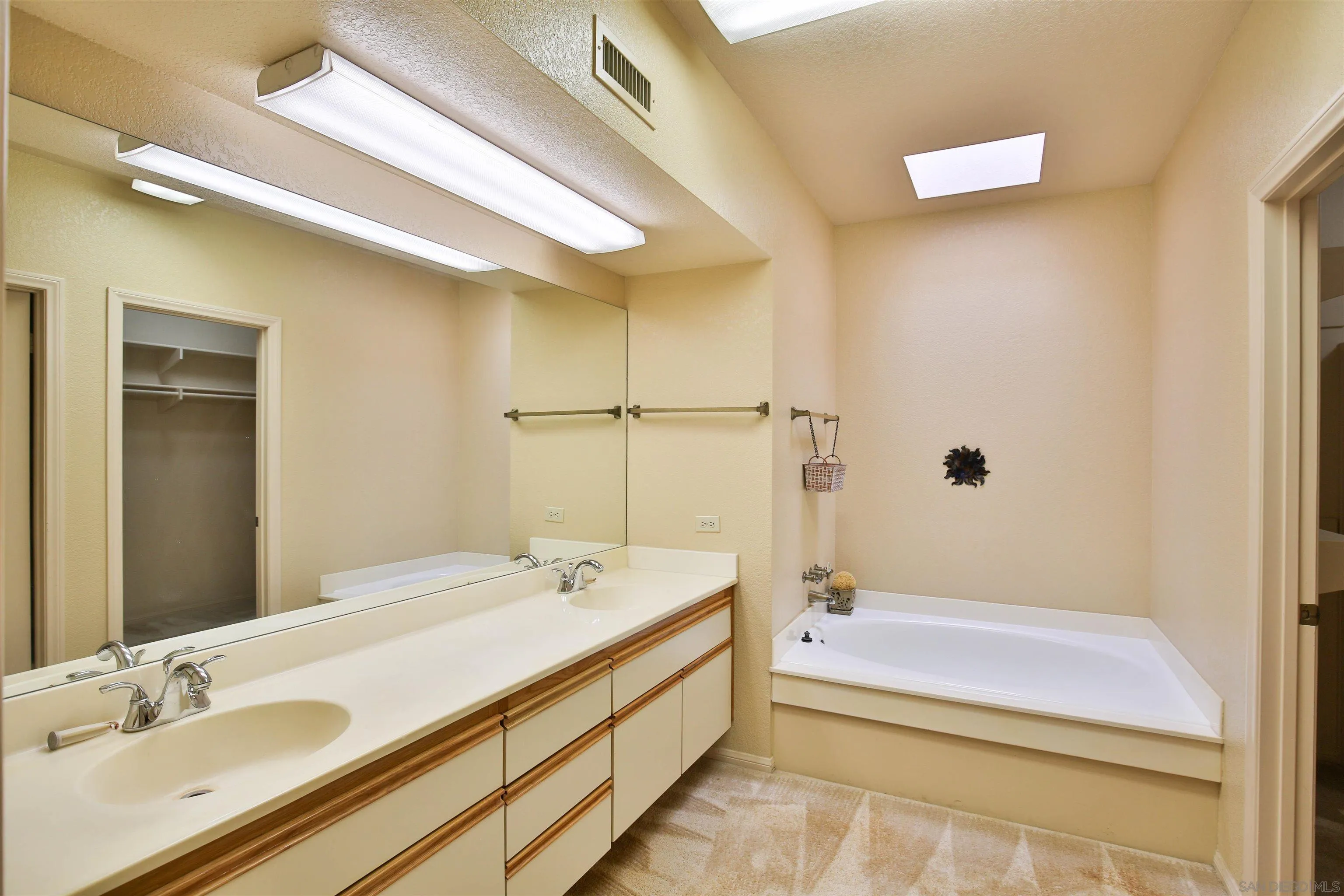 https://cdn.realtyfeed.com/cdn/127/260003407/3085ca93ad00588984626c1878176148.webp