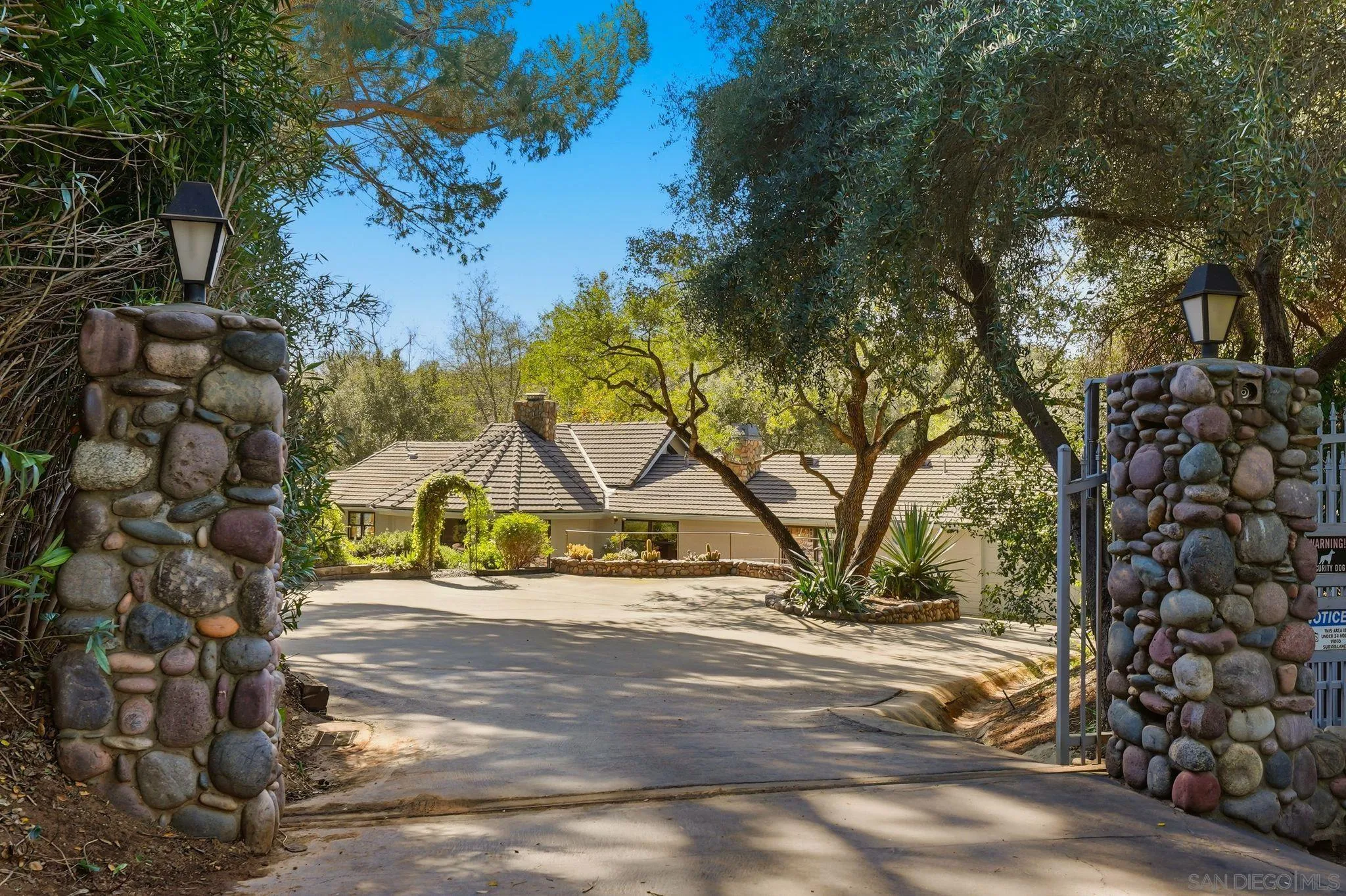 https://cdn.realtyfeed.com/cdn/127/260003414/90d91318e5add6649efcca2305a9e5f7.webp