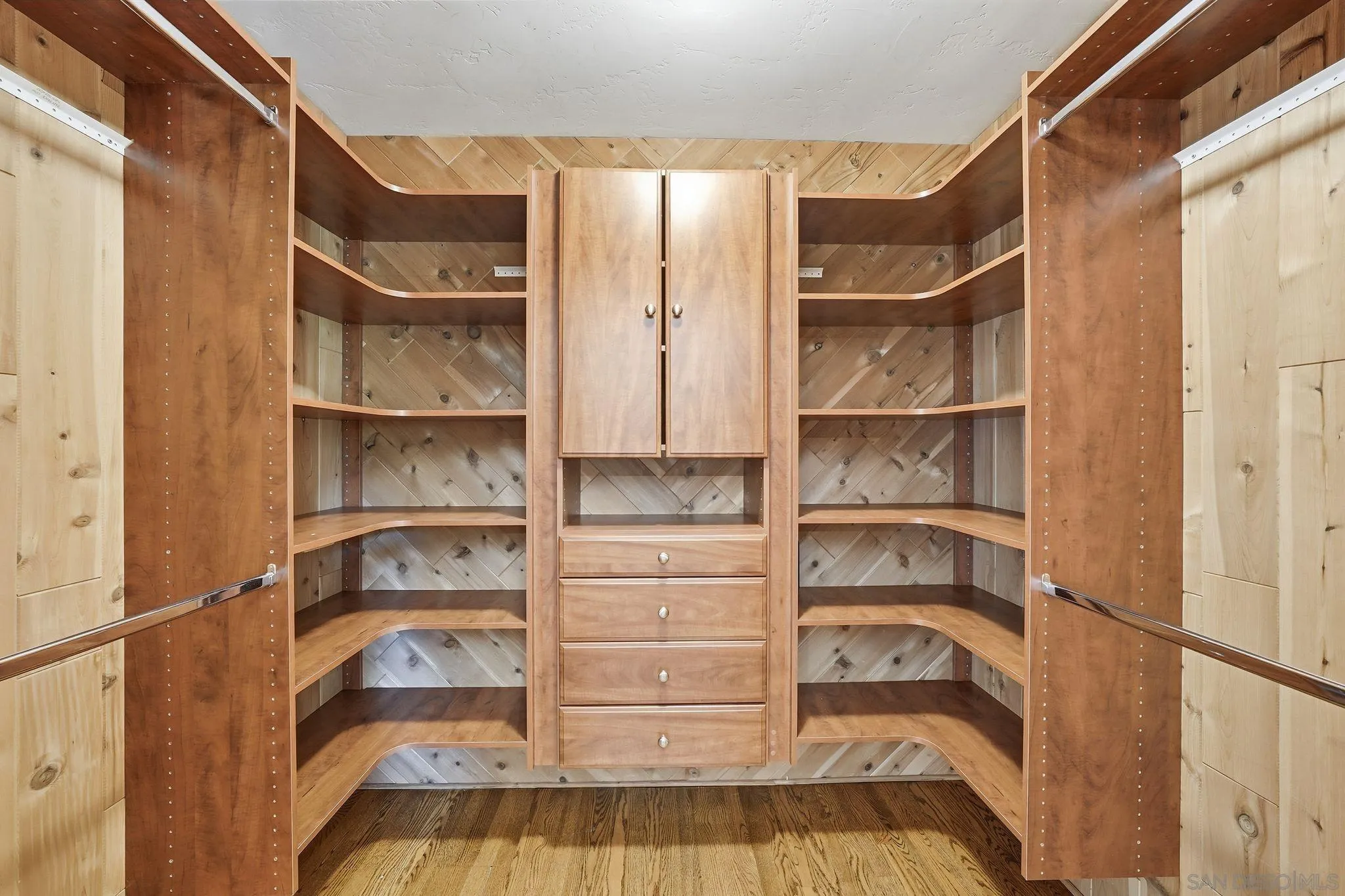 https://cdn.realtyfeed.com/cdn/127/260003414/b22b37970db7fd0dd6e2f54759500d48.webp