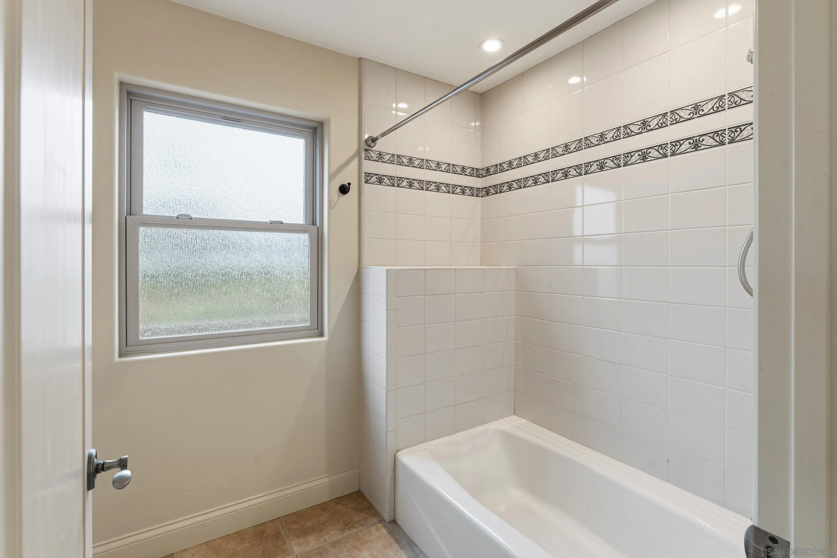 https://cdn.realtyfeed.com/cdn/127/260003440/932c7fcca2223dcb66a201853bd88c25.webp