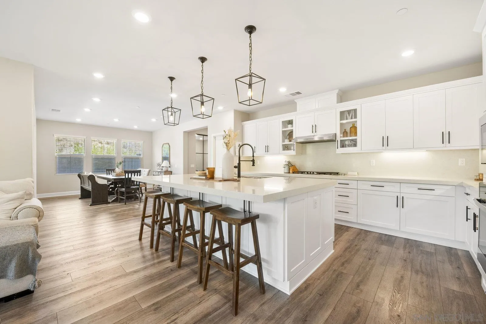 https://cdn.realtyfeed.com/cdn/127/260003453/4d2bc424bb81590023bab493b0b3acce.webp