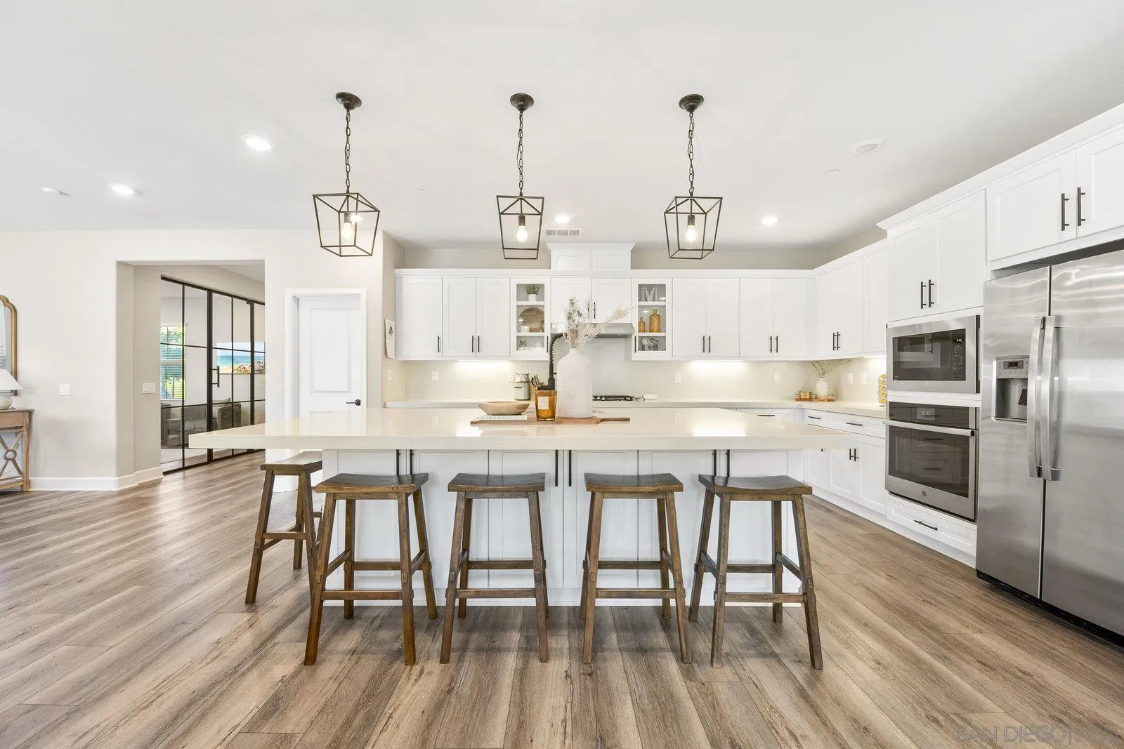 https://cdn.realtyfeed.com/cdn/127/260003453/86e6eecc0670bf28581276f343f956a7.webp