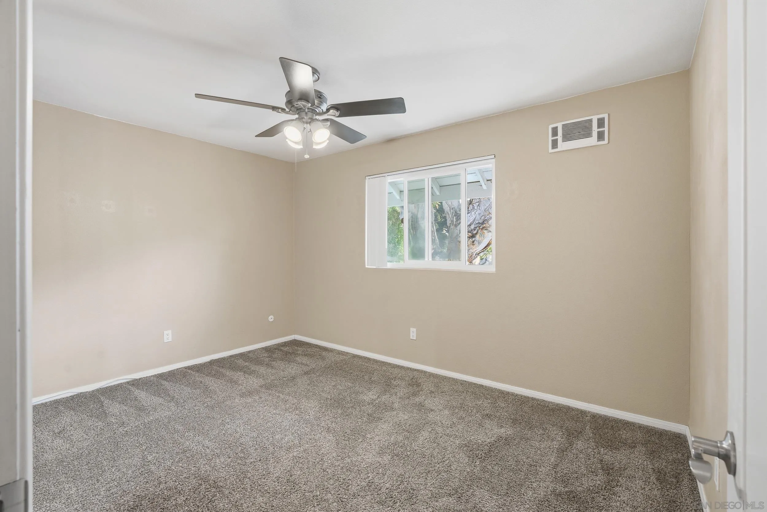 https://cdn.realtyfeed.com/cdn/127/260003480/74a32018743a48d1430a23d7f8996baf.webp