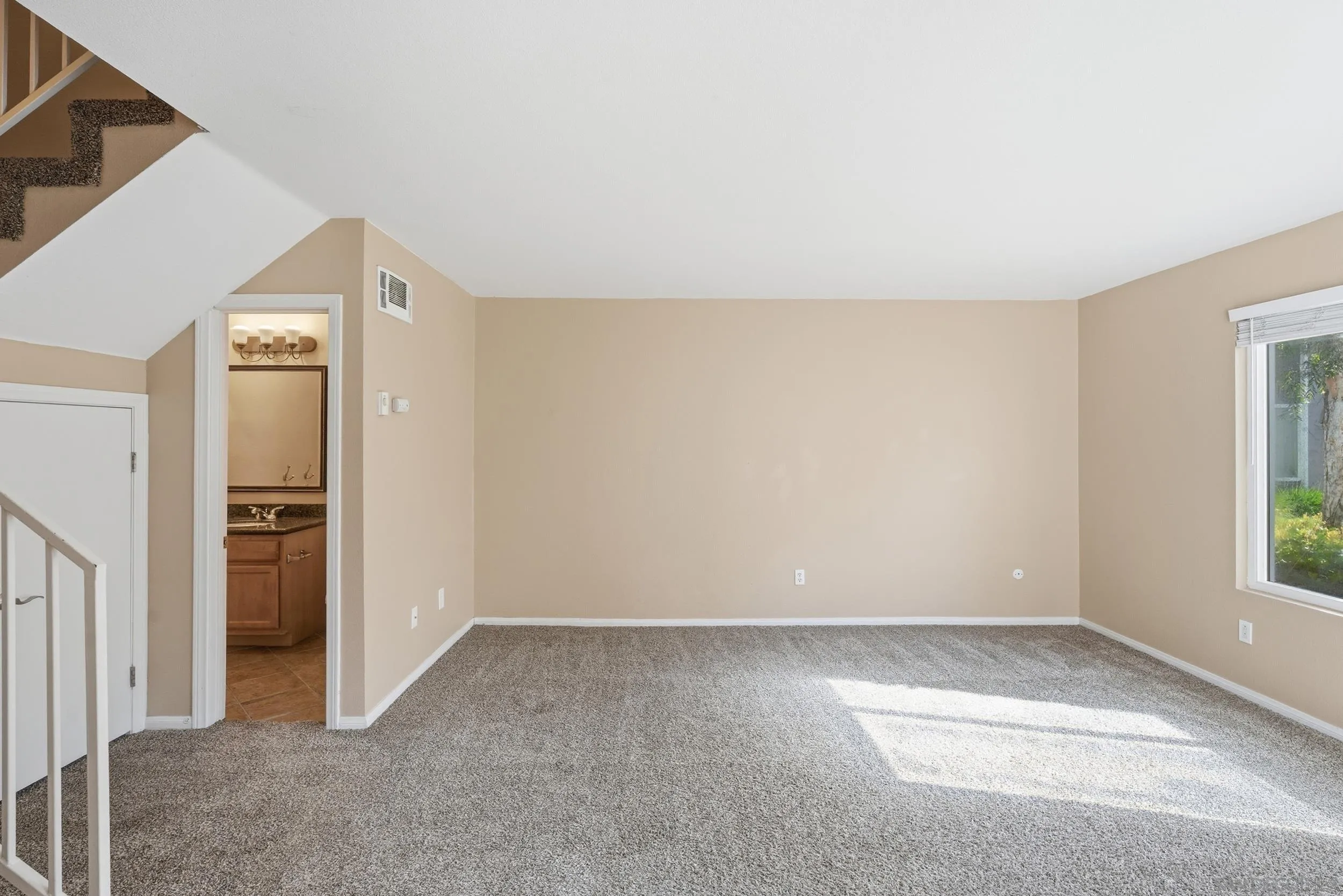 https://cdn.realtyfeed.com/cdn/127/260003480/de943ee8610a63aaf85865a30f81b270.webp