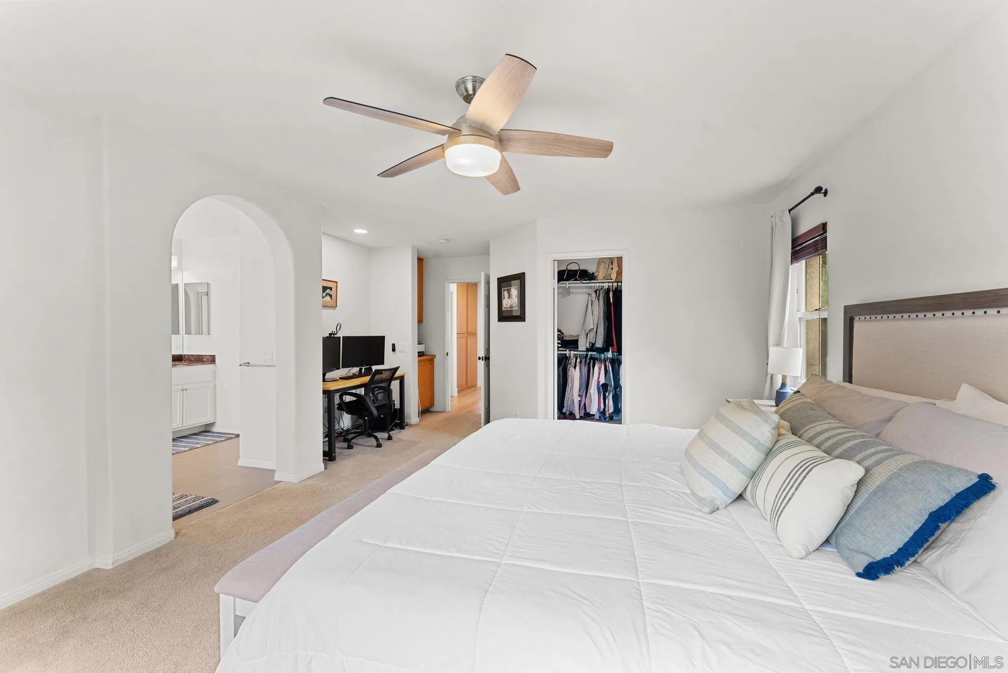 https://cdn.realtyfeed.com/cdn/127/260003512/a7f95425be24517f25b39c59b096692c.webp