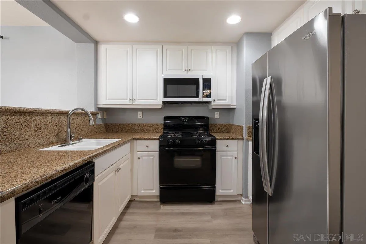 https://cdn.realtyfeed.com/cdn/127/260003517/18c010692572e306471d2649bf7139cb.webp