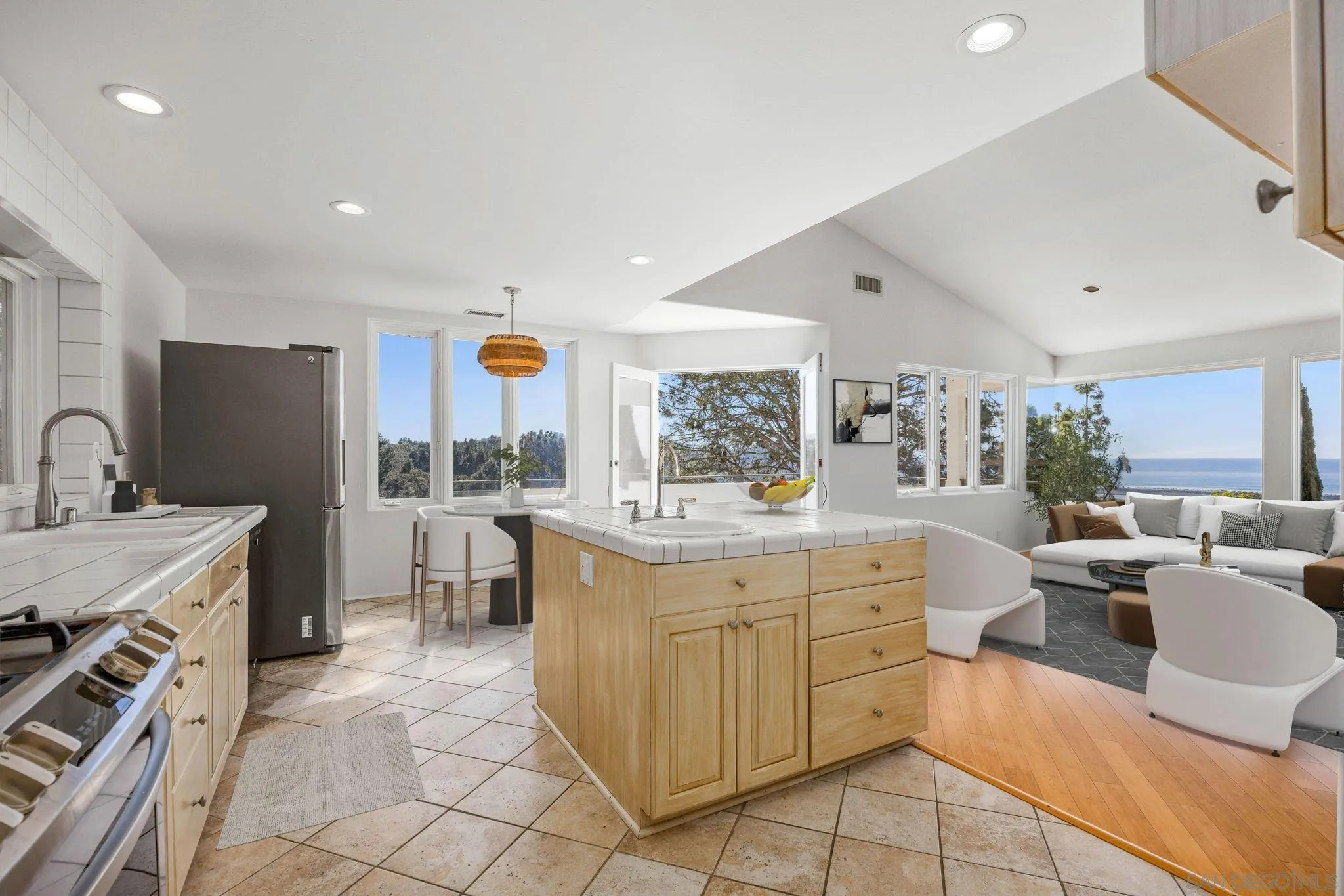 https://cdn.realtyfeed.com/cdn/127/260003519/6b171040a55f2a0fd0ee5b46fc55968f.webp