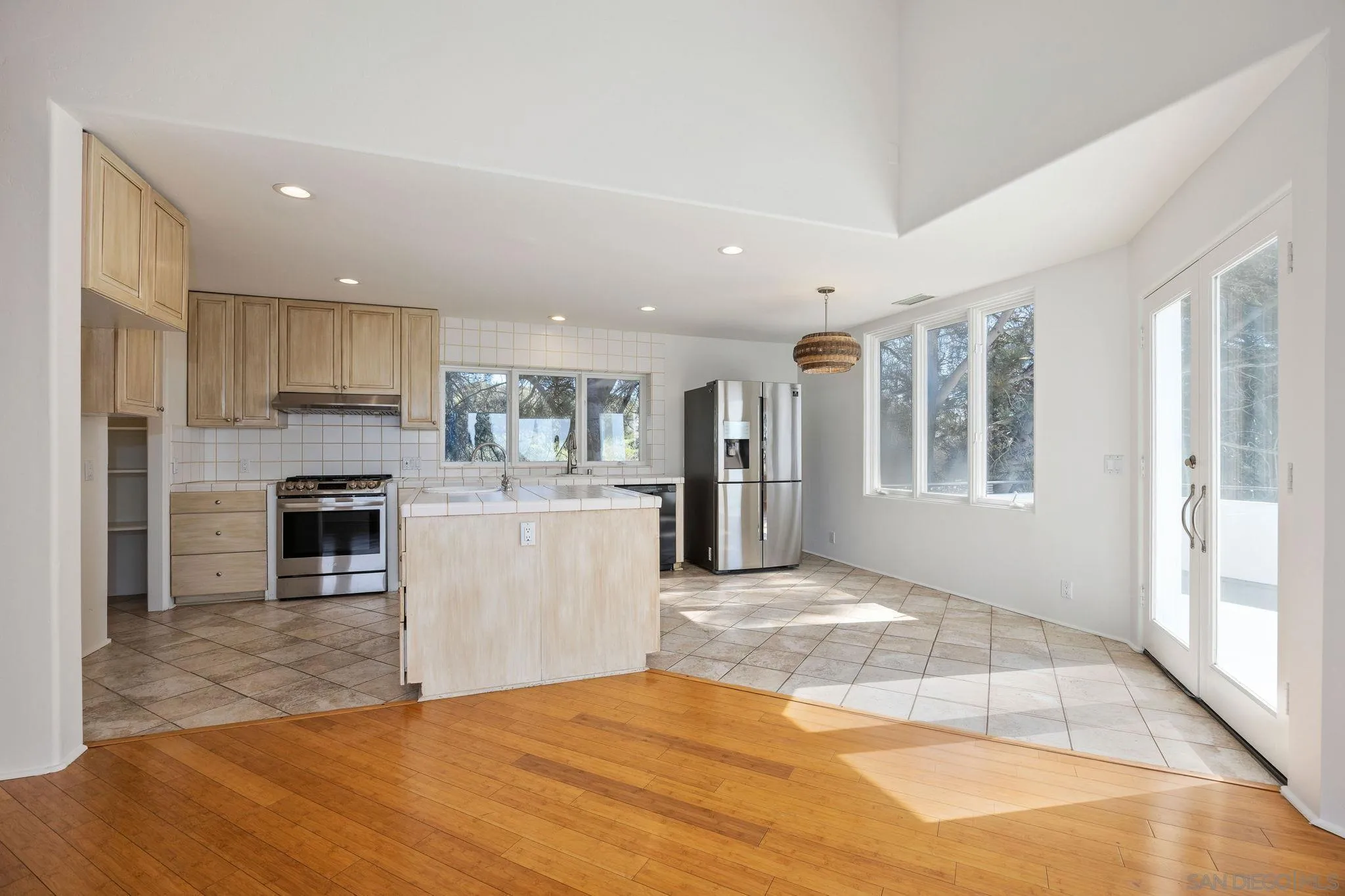 https://cdn.realtyfeed.com/cdn/127/260003519/8fe1fb81a7c3a53031582c755bf53434.webp