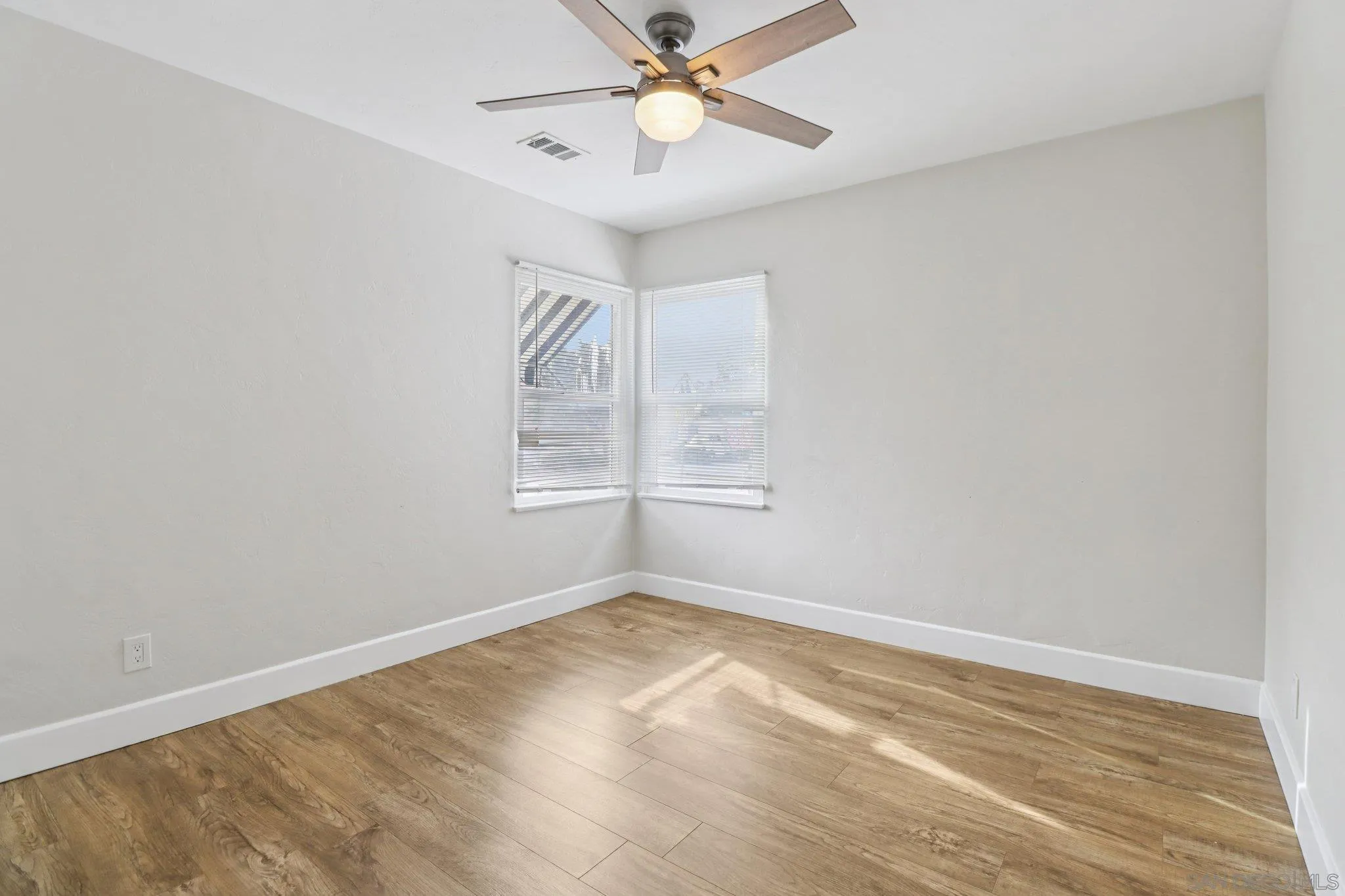 https://cdn.realtyfeed.com/cdn/127/260003538/3e9a94be94736ce3bb01e0674d4ceb06.webp