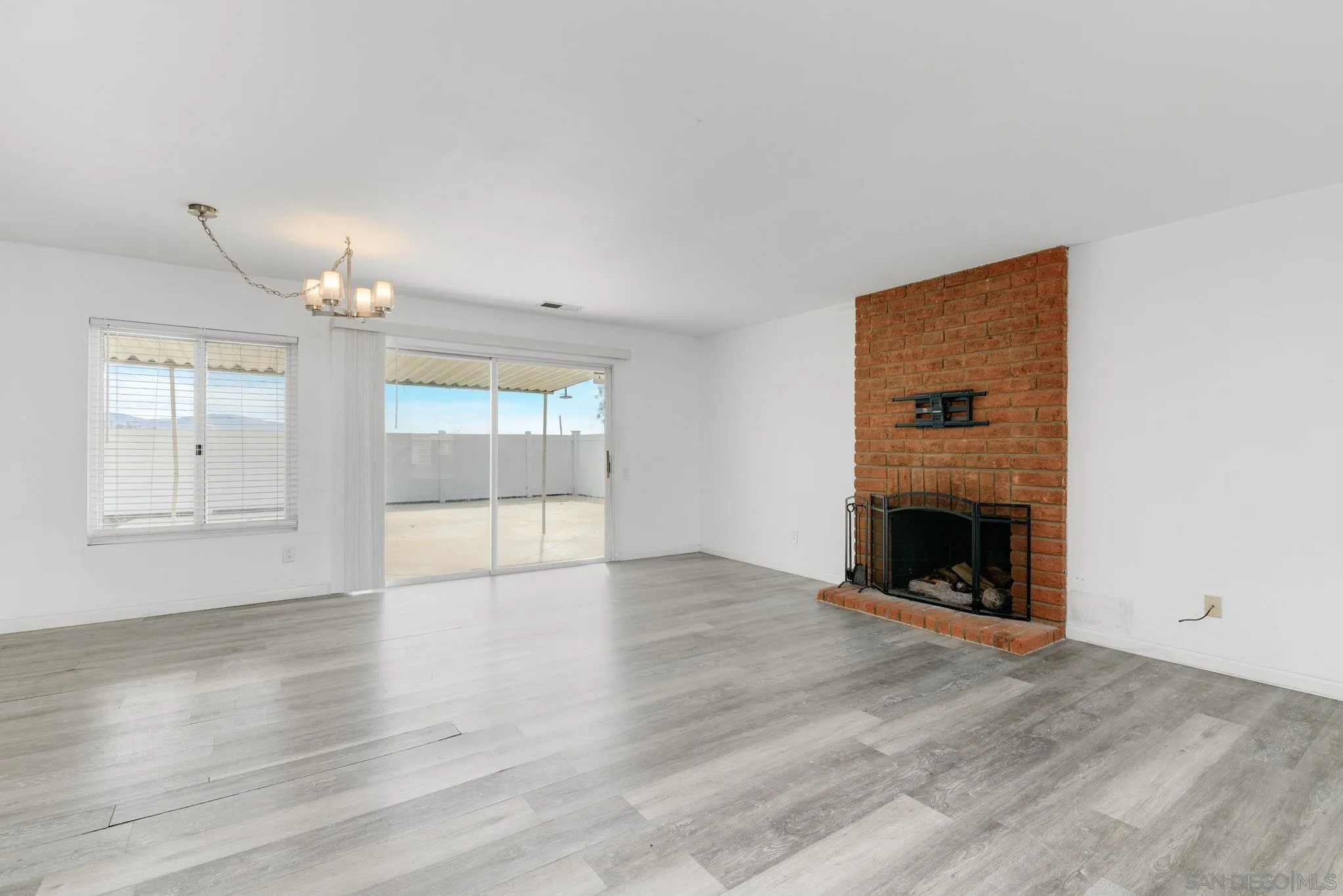 https://cdn.realtyfeed.com/cdn/127/260003542/f1eaf0b661e886f40ef969284574db89.webp