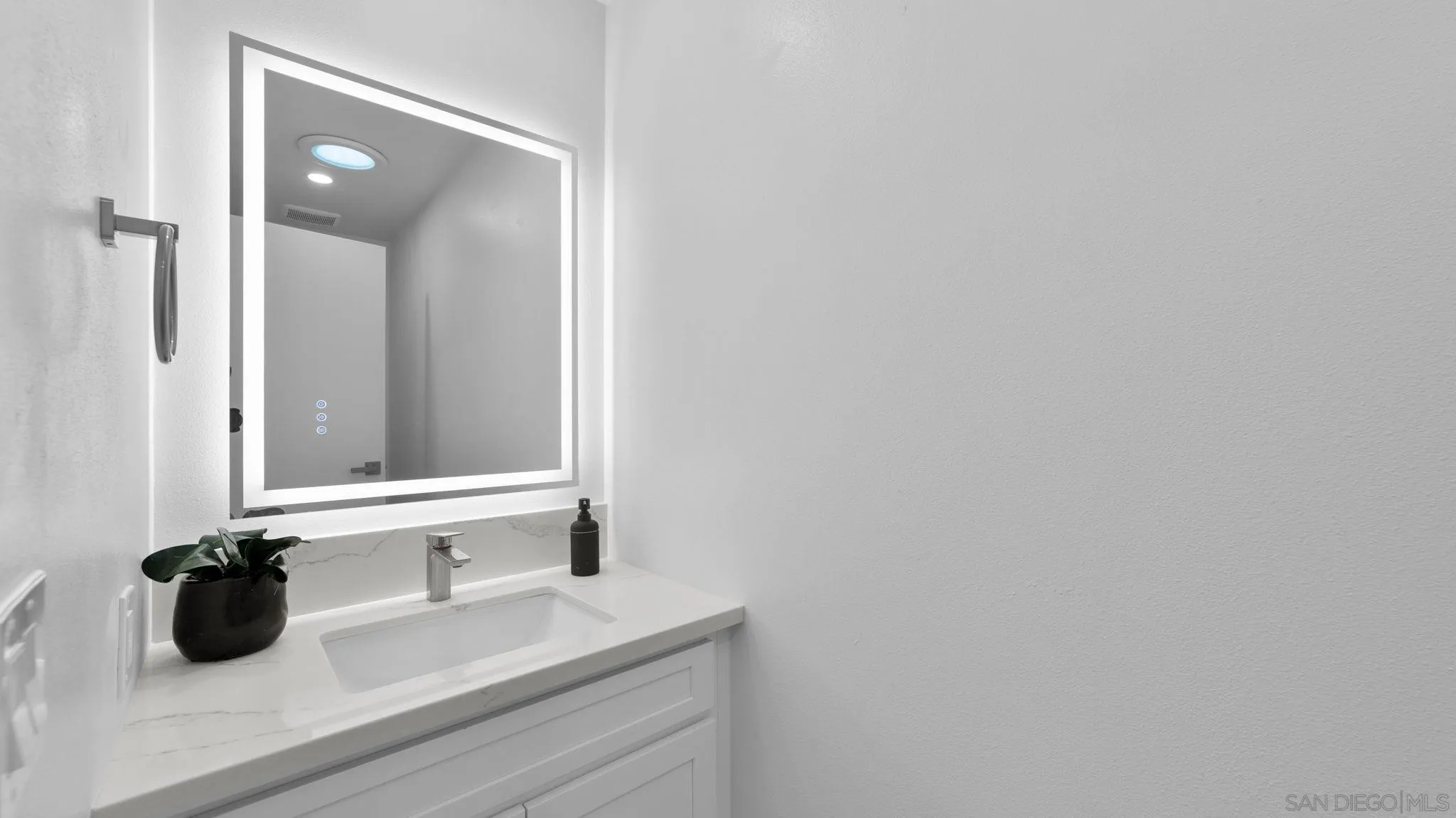 https://cdn.realtyfeed.com/cdn/127/260003558/b423071c92ab8c9aa04cd649951ab68e.webp