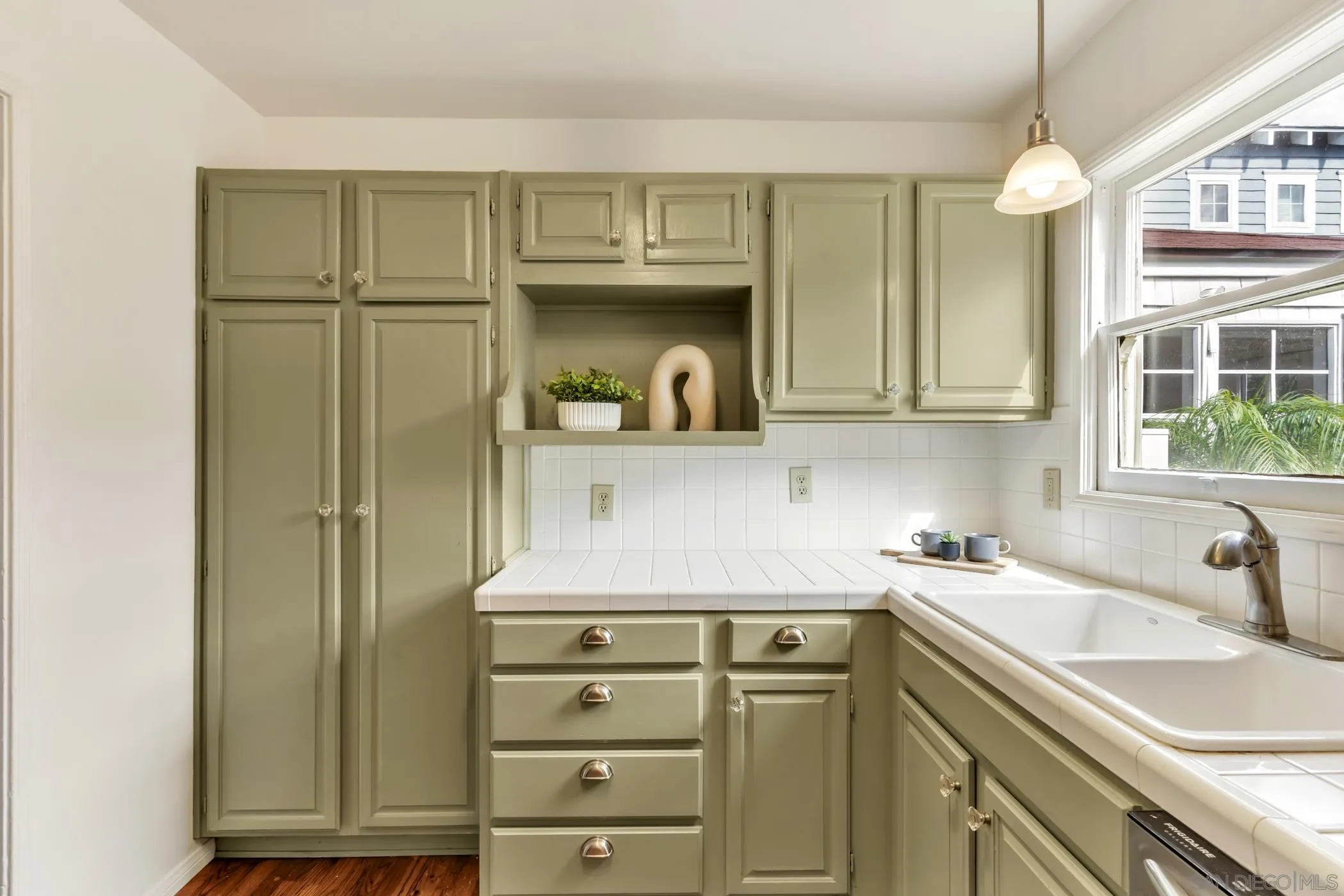 https://cdn.realtyfeed.com/cdn/127/260003579/9b6b171a475836a3eaa30d32e3bc9db7.webp