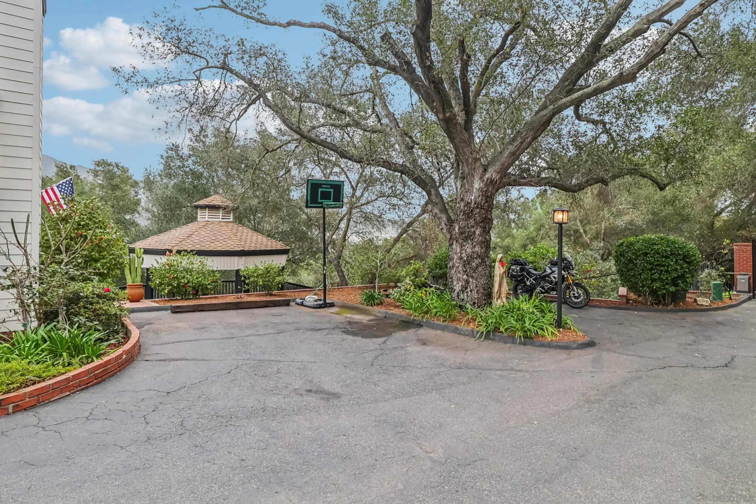 https://cdn.realtyfeed.com/cdn/127/260003601/1d196e198e91e7238531611e0a56098e.webp