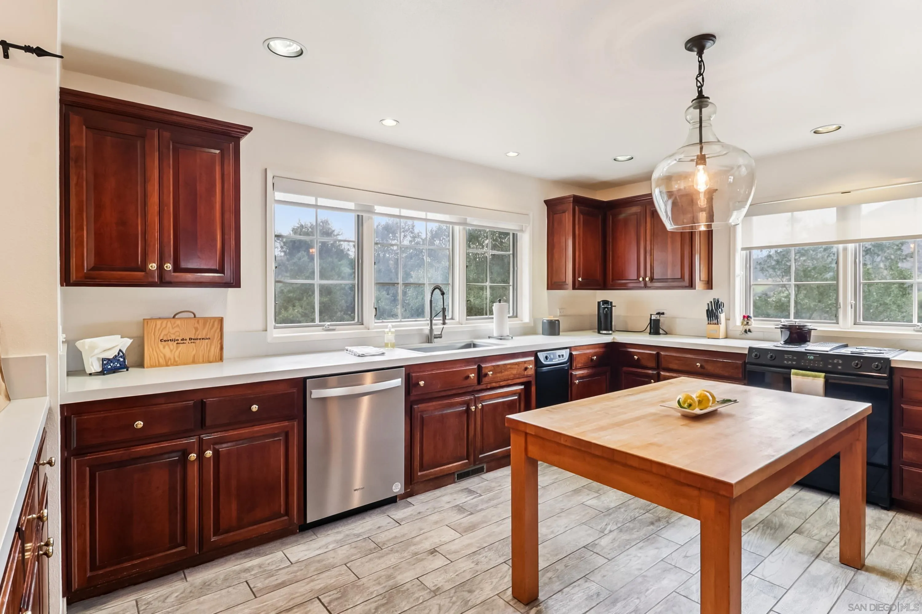 https://cdn.realtyfeed.com/cdn/127/260003601/4ddbc46dc88344aef96f92f16bad2330.webp