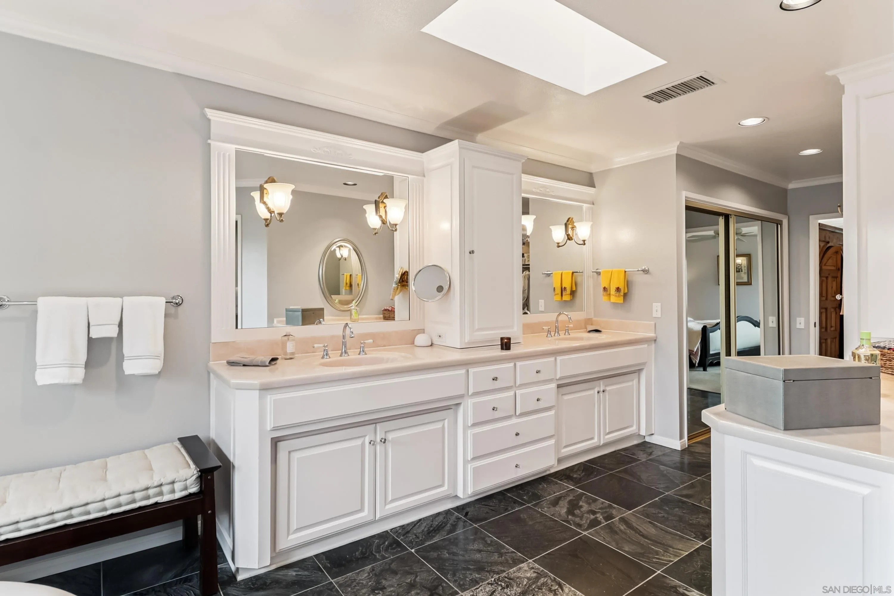 https://cdn.realtyfeed.com/cdn/127/260003601/aaa04614921c2470c3897d094bfb7bd4.webp