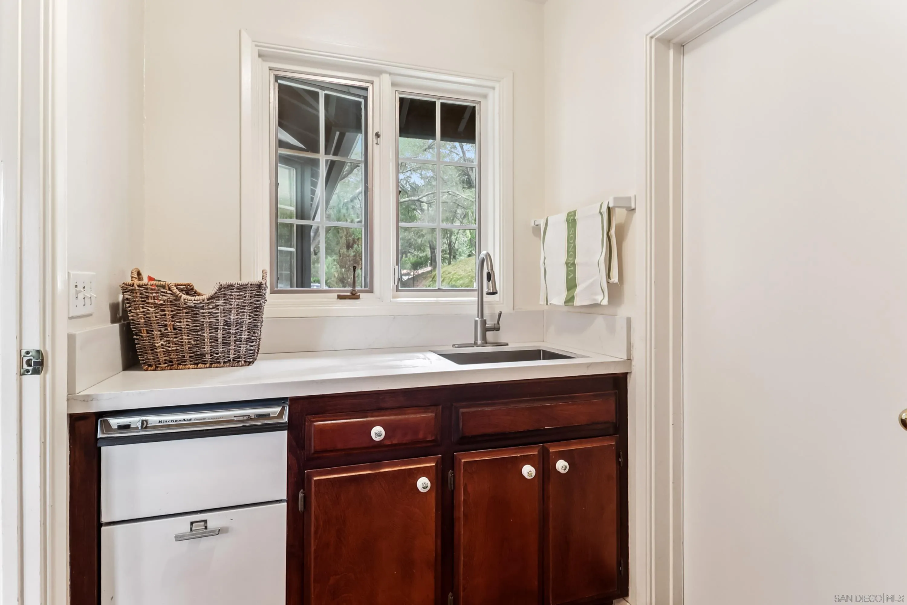 https://cdn.realtyfeed.com/cdn/127/260003601/c912ccc9a9f006db021d913fd4a9a2c1.webp
