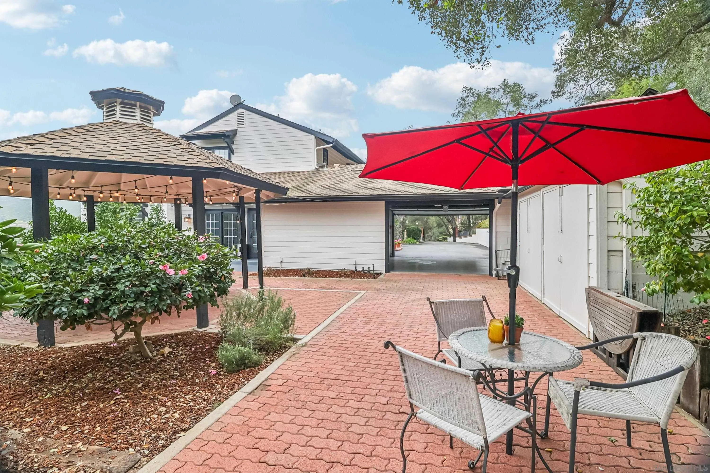 https://cdn.realtyfeed.com/cdn/127/260003601/f7bd77b1e8c004c3565321df20ec20e7.webp