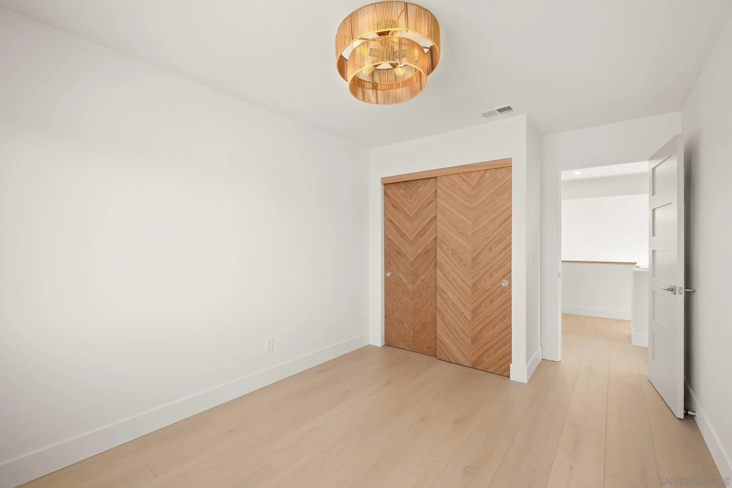 https://cdn.realtyfeed.com/cdn/127/260003622/64bf85a1f7aa752beb5237675a9e2dda.webp